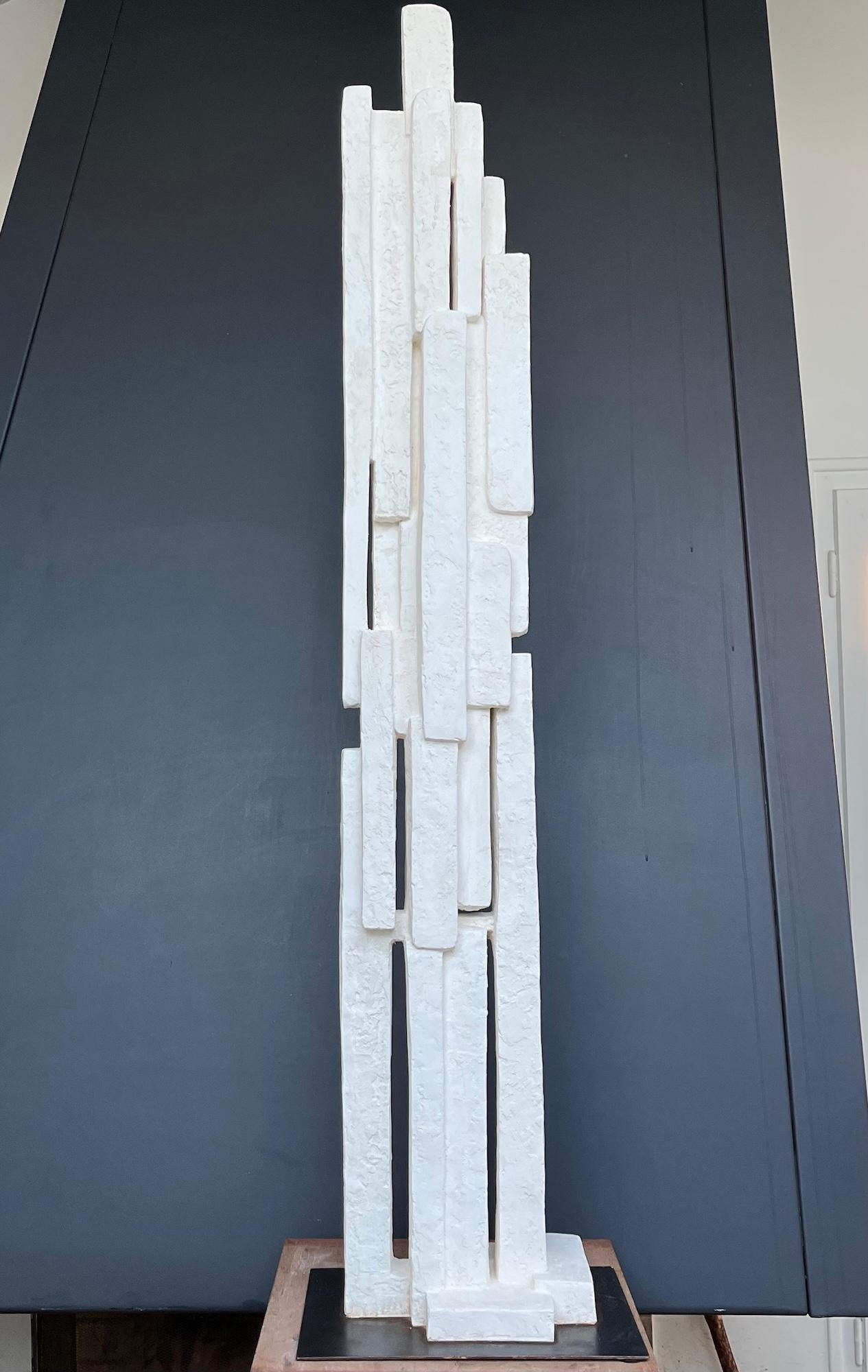 Elevation by Delphine Brabant - Abstract geometric sculpture, plaster, white in vendita 1