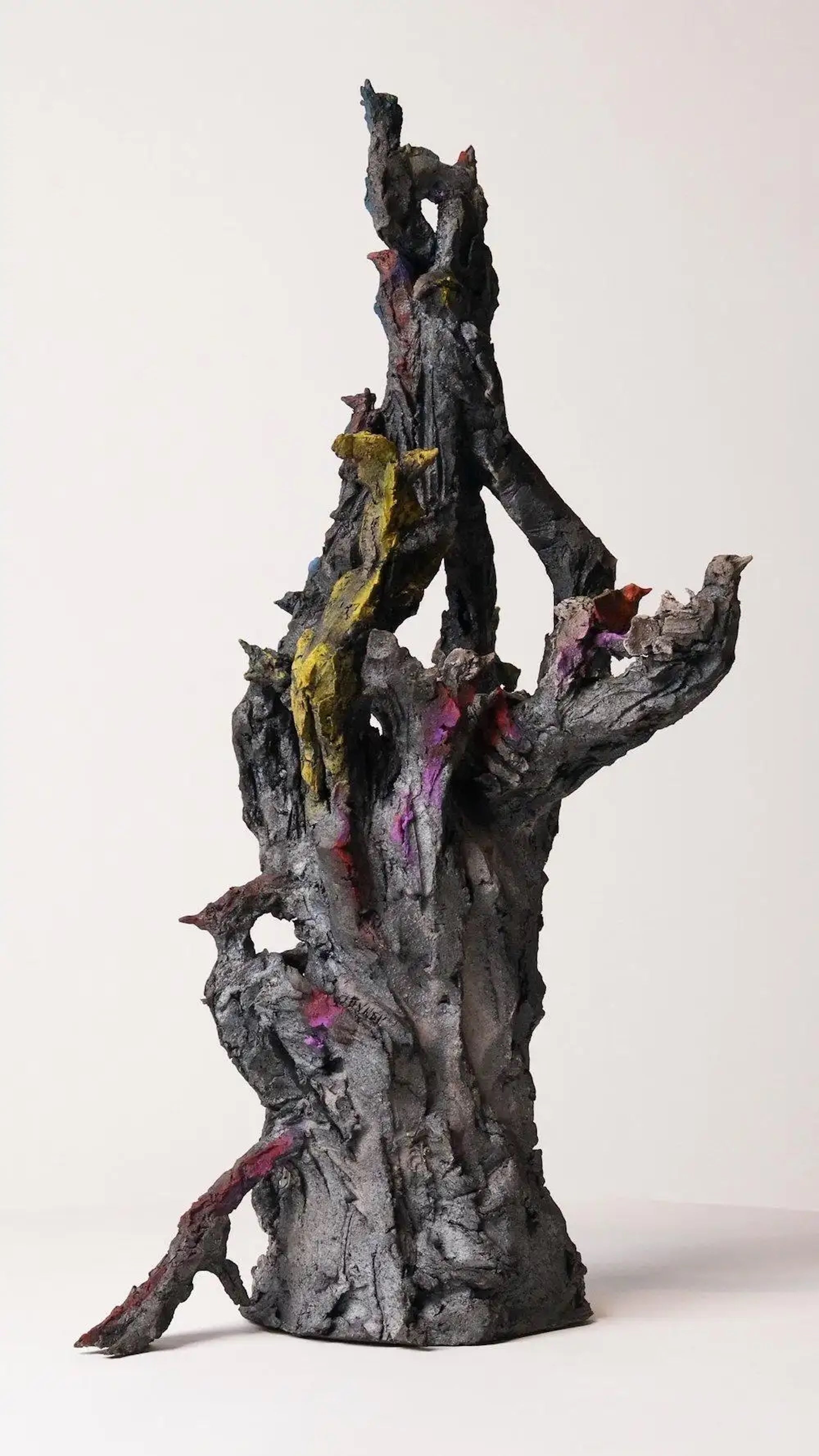 Arbre-monde III ist eine einzigartige rauchgebrannte Sandsteinskulptur der französischen zeitgenössischen Künstlerin Cécile Raynal mit den Maßen 85 × 44 × 25 cm (33,4 × 17,3 × 9,8 in). 
Diese Skulptur ist ein vom Künstler signiertes Einzelstück und