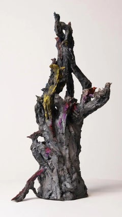 Arbre-monde III di Cécile Raynal - scultura in pietra arenaria, pigmenti, uccelli, albero