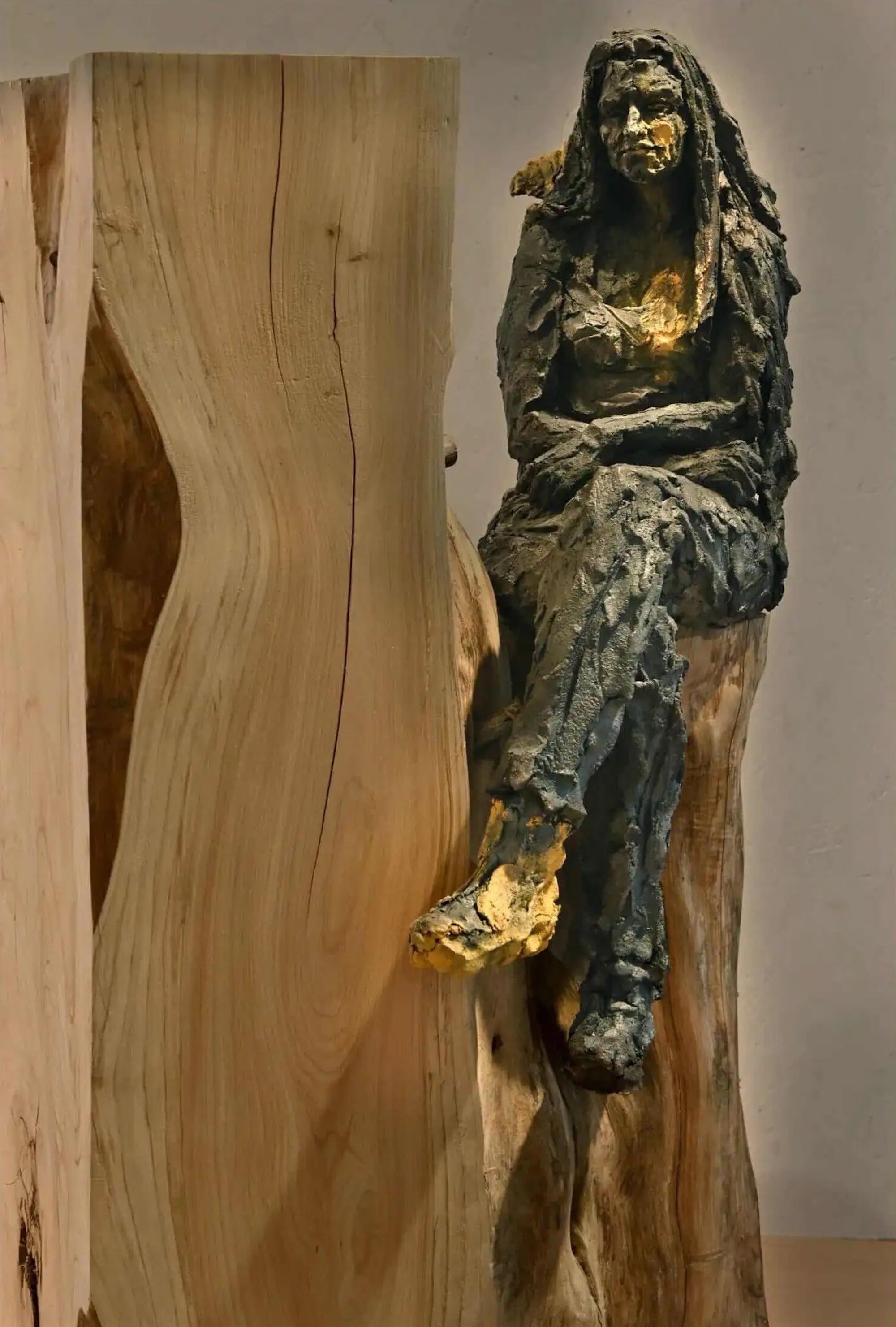 Tire d’aile (avec Natacha) by Cécile Raynal - Stoneware sculpture, wood, pigment