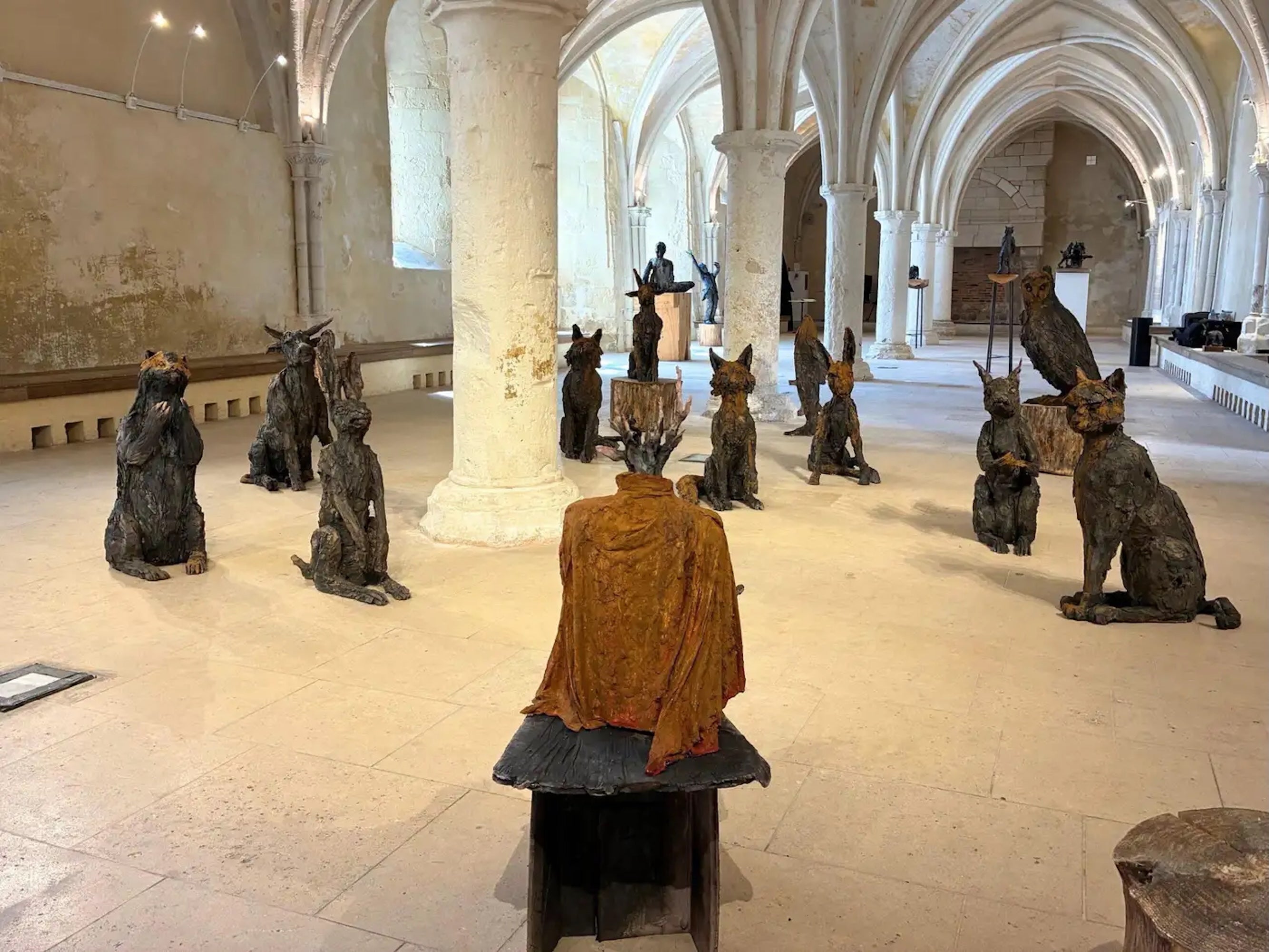 Il coro di bestie (Chœur de bêtes) è un'installazione dell'artista francese contemporanea Cécile Raynal. Le dimensioni approssimative si riferiscono alle sculture installate, come mostrato nelle fotografie. Ogni scultura è alta tra i 75 e gli 84 cm