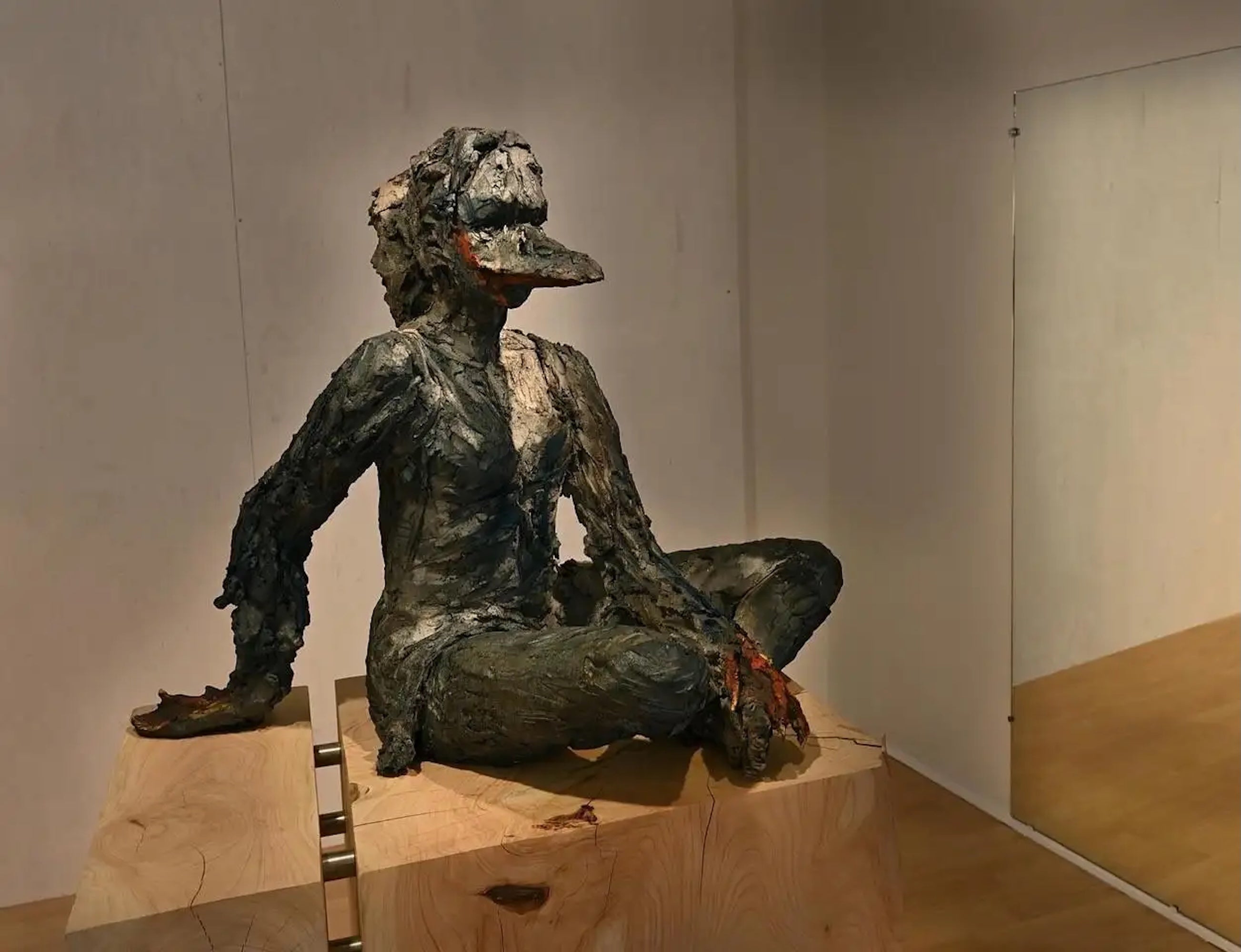 Je me cygnerai (with Luna) is a unique smoke-fired stoneware sculpture (cypress wood base, pigment) sculpture by French contemporary artist Cécile Raynal, dimensions are 180 × 60 × 60 cm (70.9 × 23.6 × 23.6 in). Dimensions include wooden base