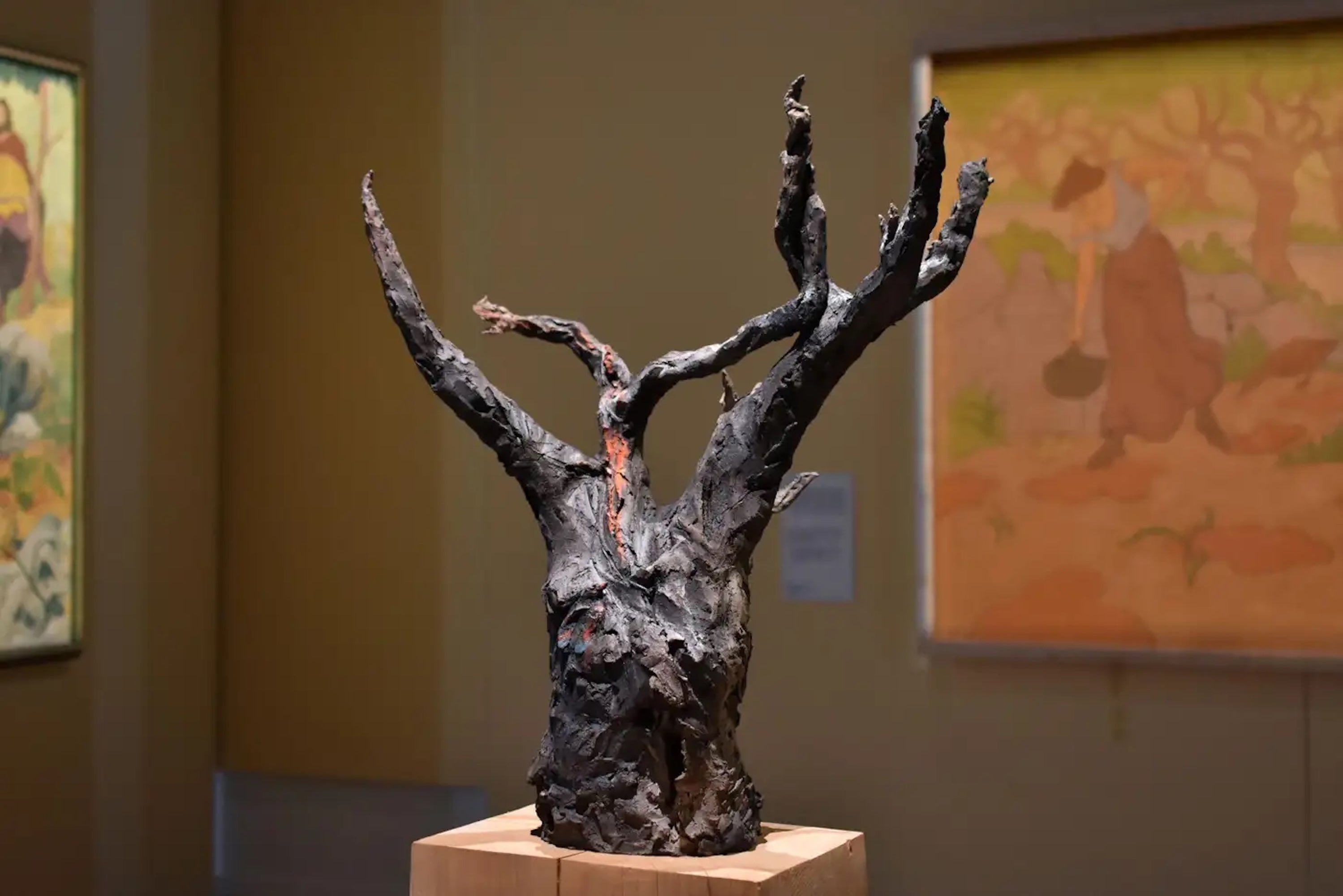 World-tree IV è una scultura unica in gres e pigmenti cotti a fumo dell'artista contemporanea francese Cécile Raynal, le cui dimensioni sono 90 × 70 × 55 cm (35,4 × 27,6 × 21,7 pollici). 

Con l'uso di rami per rappresentare alberi o per