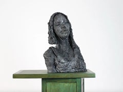 Solo (mit Chloé) von Cécile Raynal - Skulptur aus Steingut, weibliche Figur, Büste