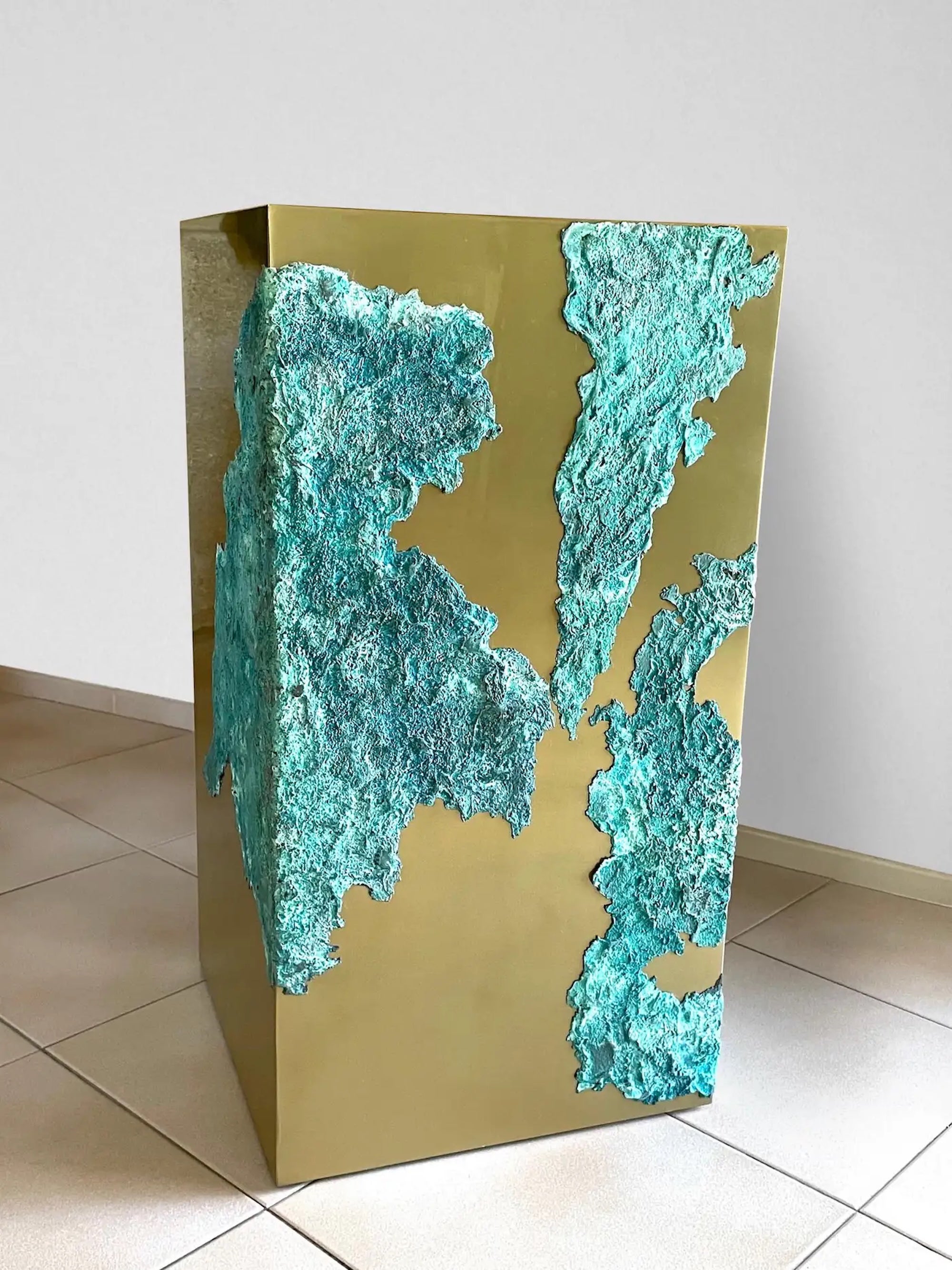 Pangaea Totem est une sculpture de l'artiste contemporaine française Frédérique Domergue. La sculpture est composée de lattes de chêne, de laiton poli et de bronze patiné vert-de-gris sur la partie sculptée. Les dimensions sont de 80 × 50 × 50 cm