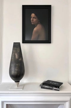 Naos von Tien Wen - Abstrakte Keramikskulptur, reine Form, Raku-Technik, schwarz