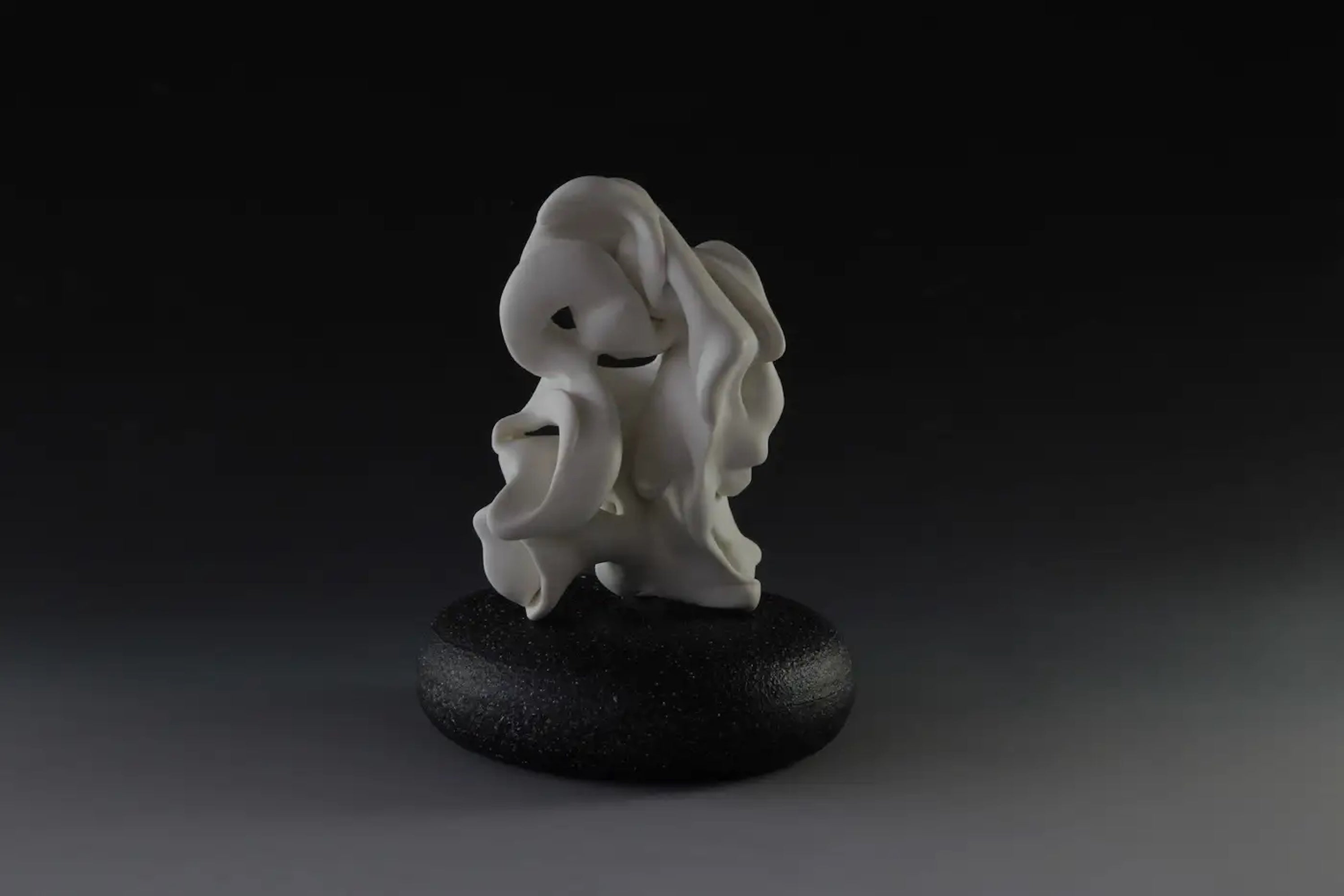 Twist 6 ist eine einzigartige Skulptur der zeitgenössischen Künstlerin Sharon Brill. Diese Skulptur ist aus radgedrehtem, geändertem und sandgestrahltem Porzellan gefertigt und wird mit einem Ständer aus bemaltem Ton verkauft. Die Maße betragen 15 ×