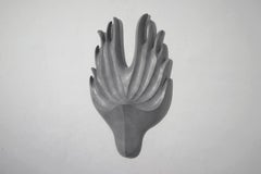 Mask I di Pavlína Kvita - Scultura da parete contemporanea, figura futuristica, grigio