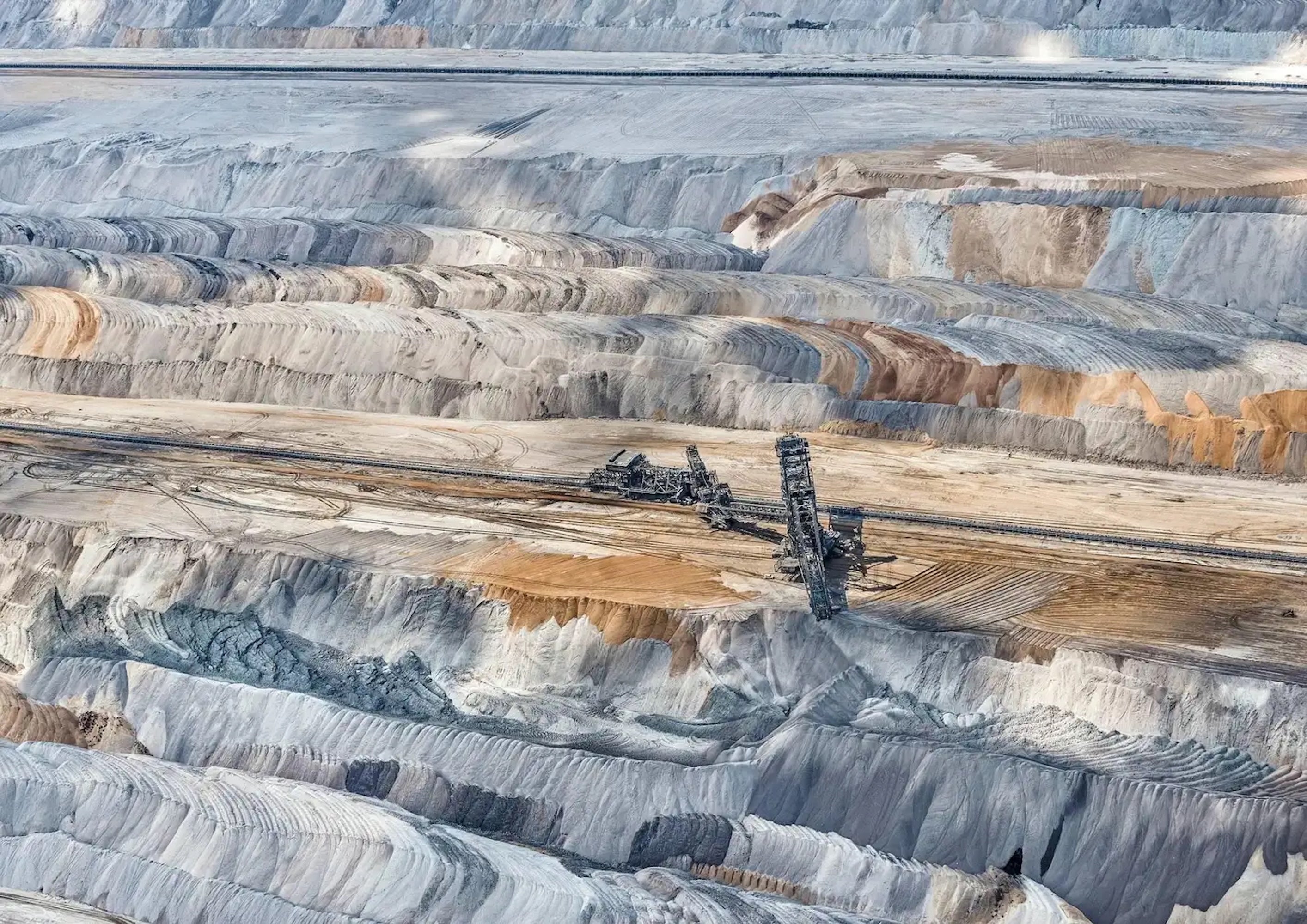 Mina de carbón 2 de Bernhard Lang - Fotografía aérea artística, Alemania, gris