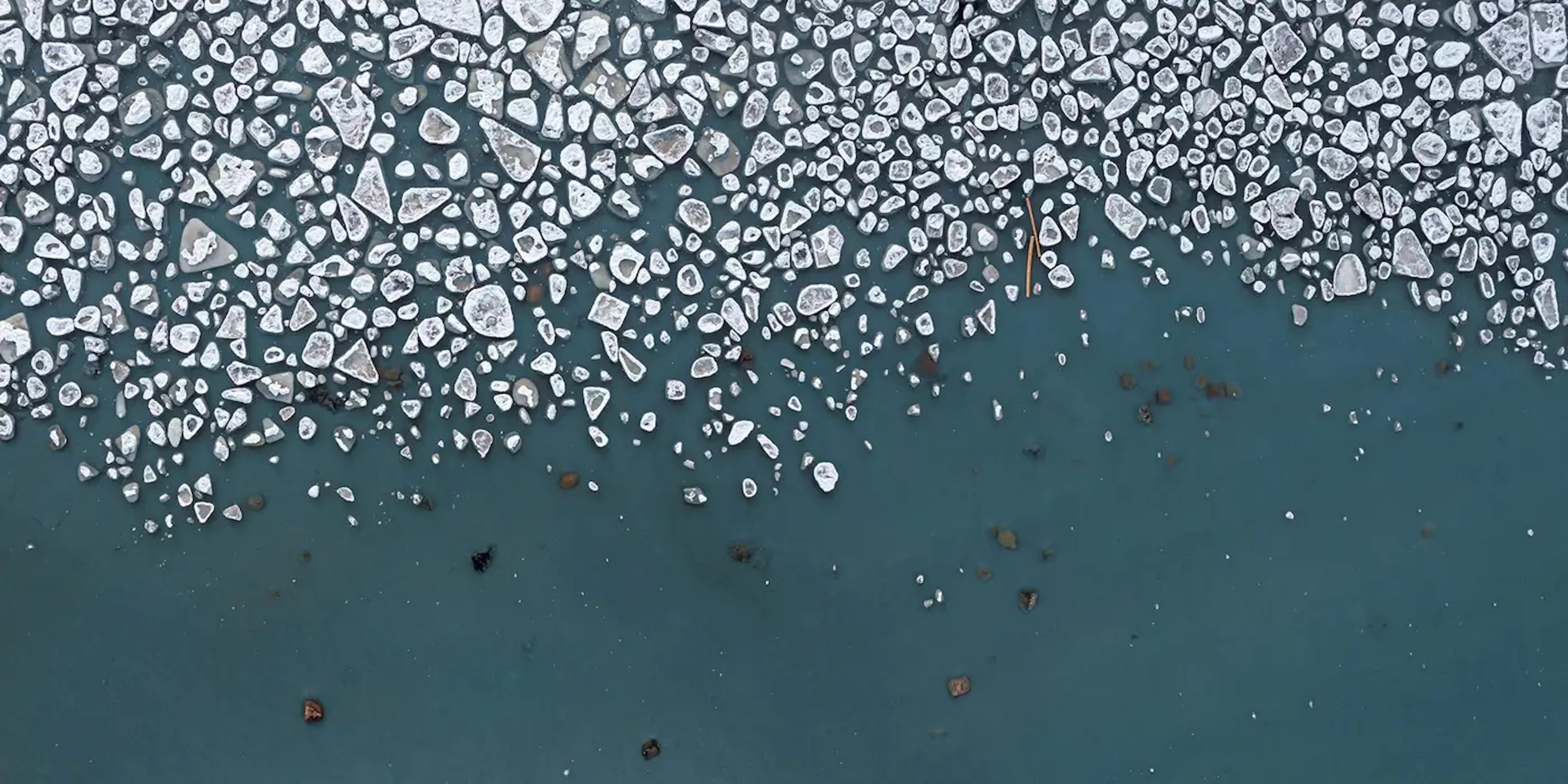 Hielo Báltico, Kakumaee 003 de Bernhard Lang - Fotografía aérea, invierno, azul