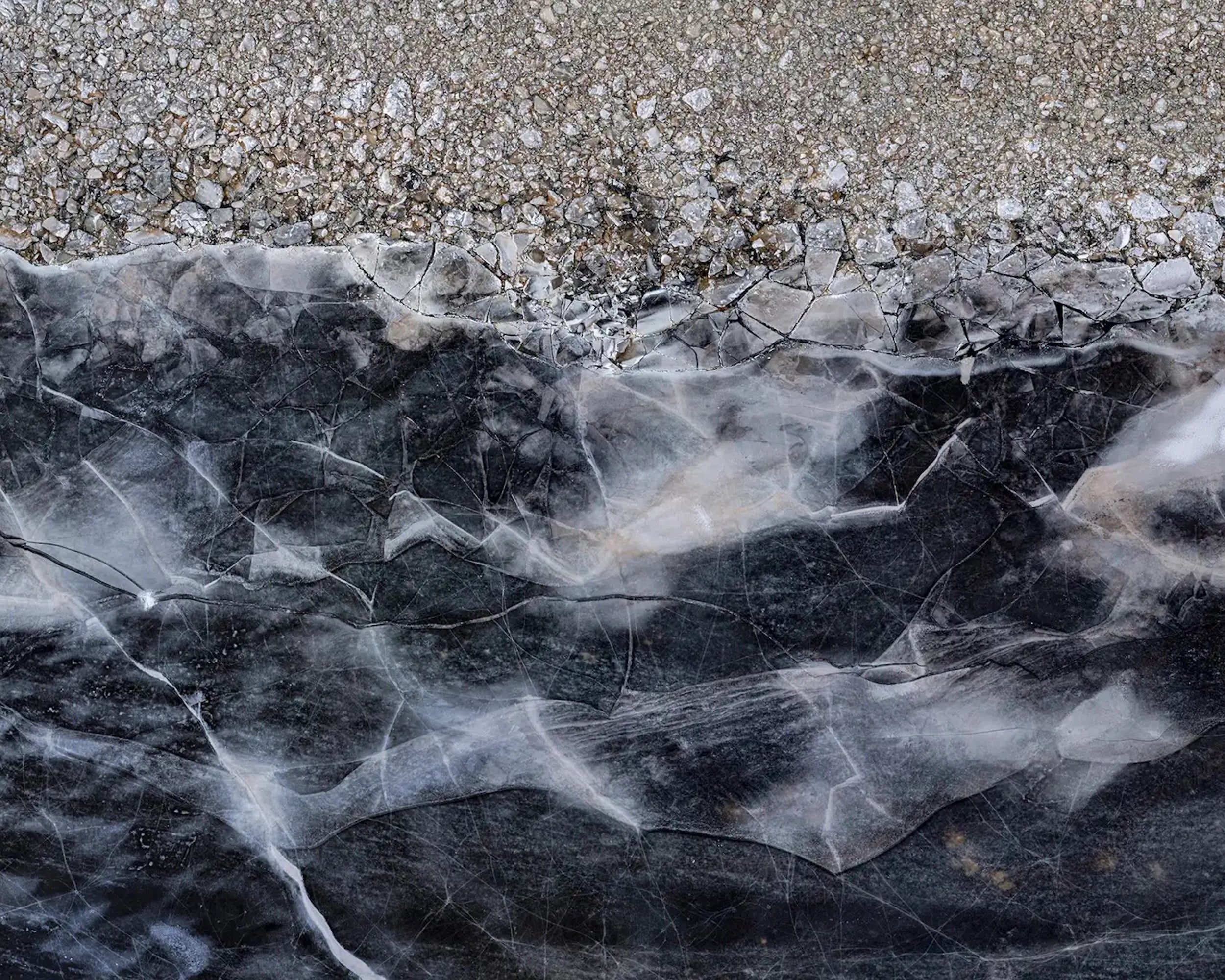 Hielo Báltico II, Paernu 007 de Bernhard Lang - Fotografía aérea, invierno, azul