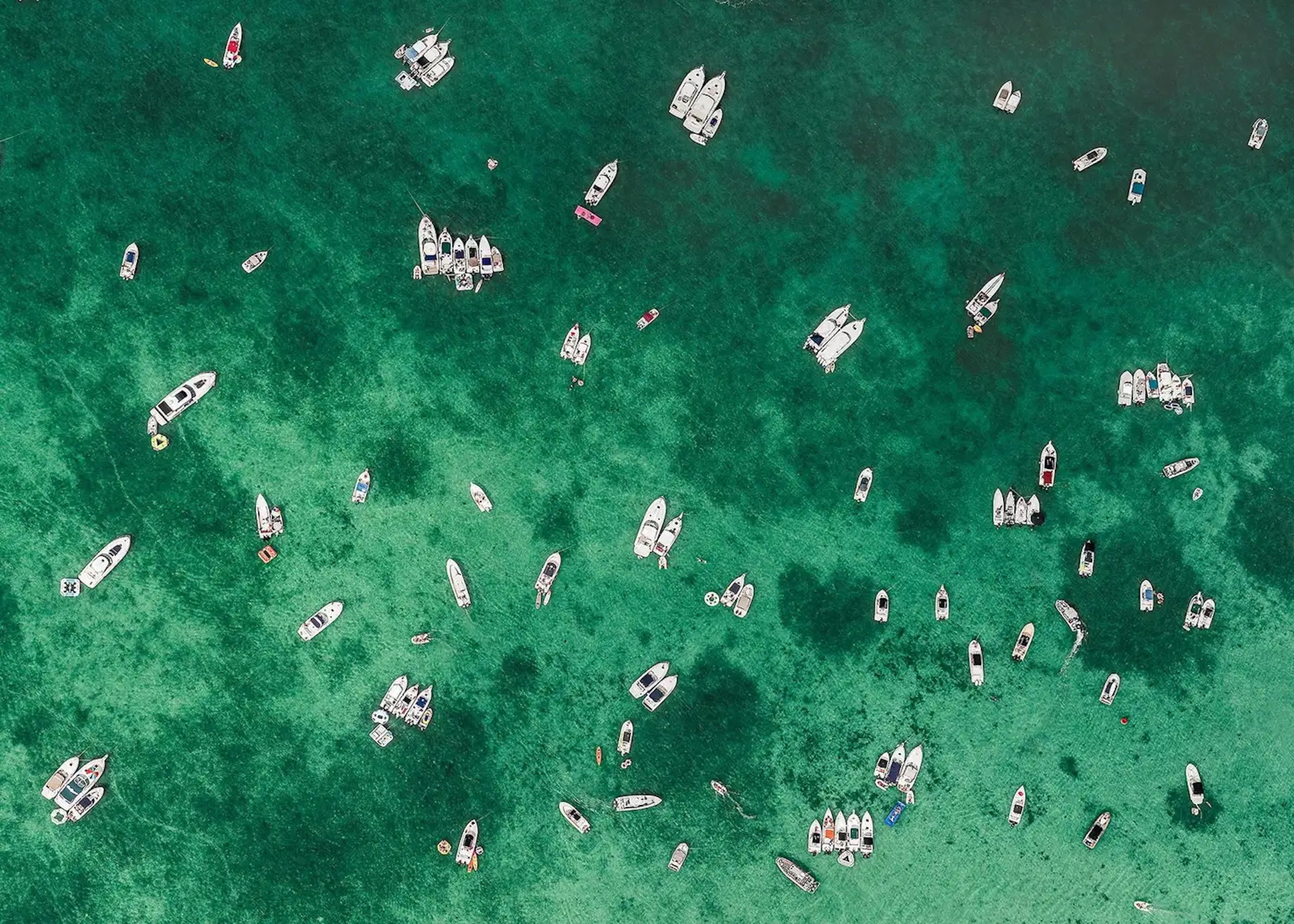 Miami II 011 de Bernhard Lang - fotografía abstracta aérea, mar con barcos