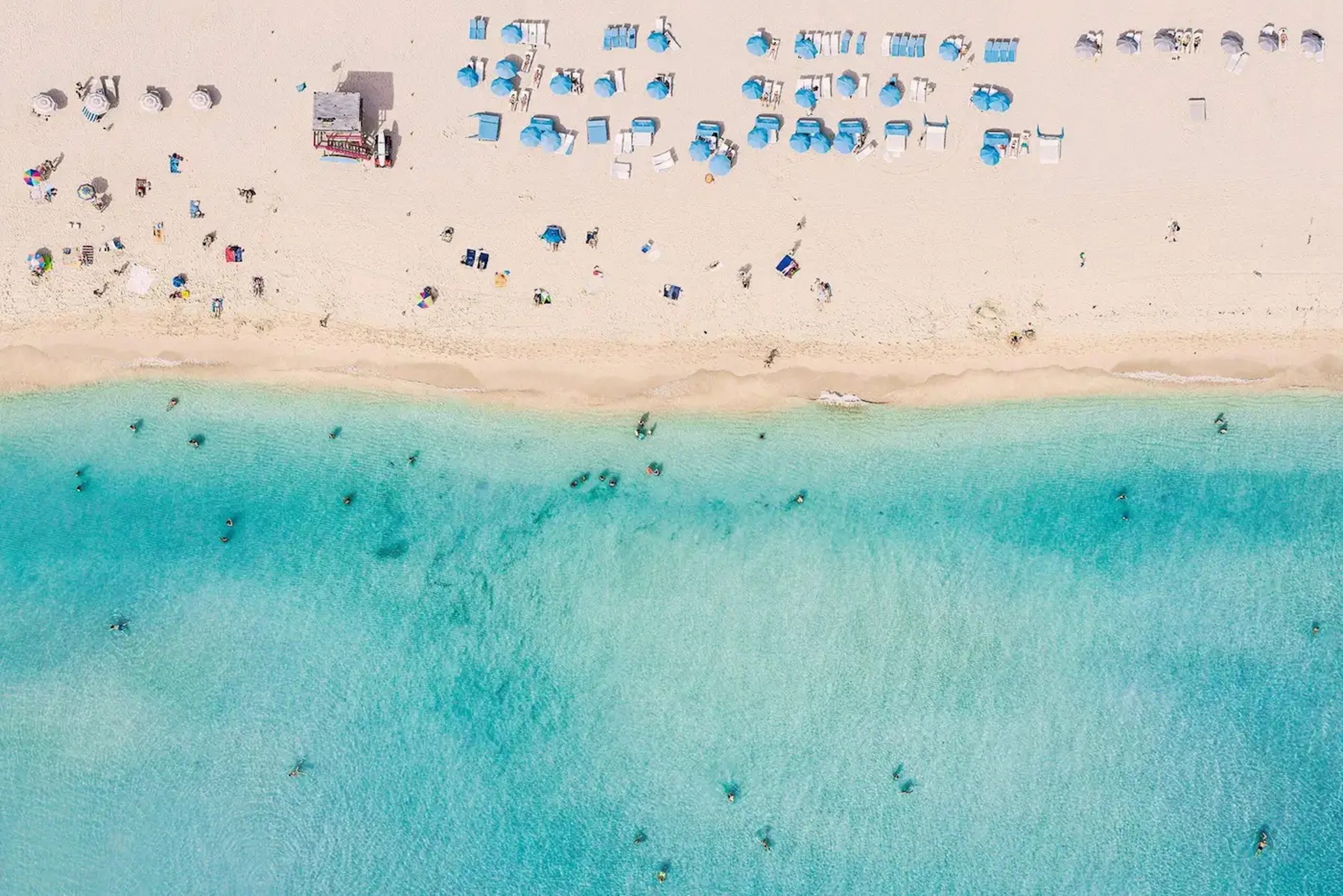 Miami II 005 de Bernhard Lang - Fotografía aérea, playa, mar, sombrillas