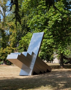 “Silence I’m making noise” di J. Guarneri, scultura monumentale in acciaio inossidabile
