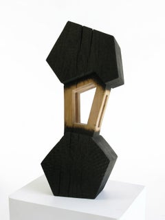 « Form II » d'Alban Lanore - Sculpture abstraite géométrique, bois de chêne carbonisé