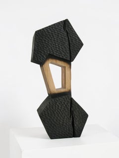 „Form II“ von Alban Lanore – geometrische abstrakte Skulptur aus verkohltem Eichenholz
