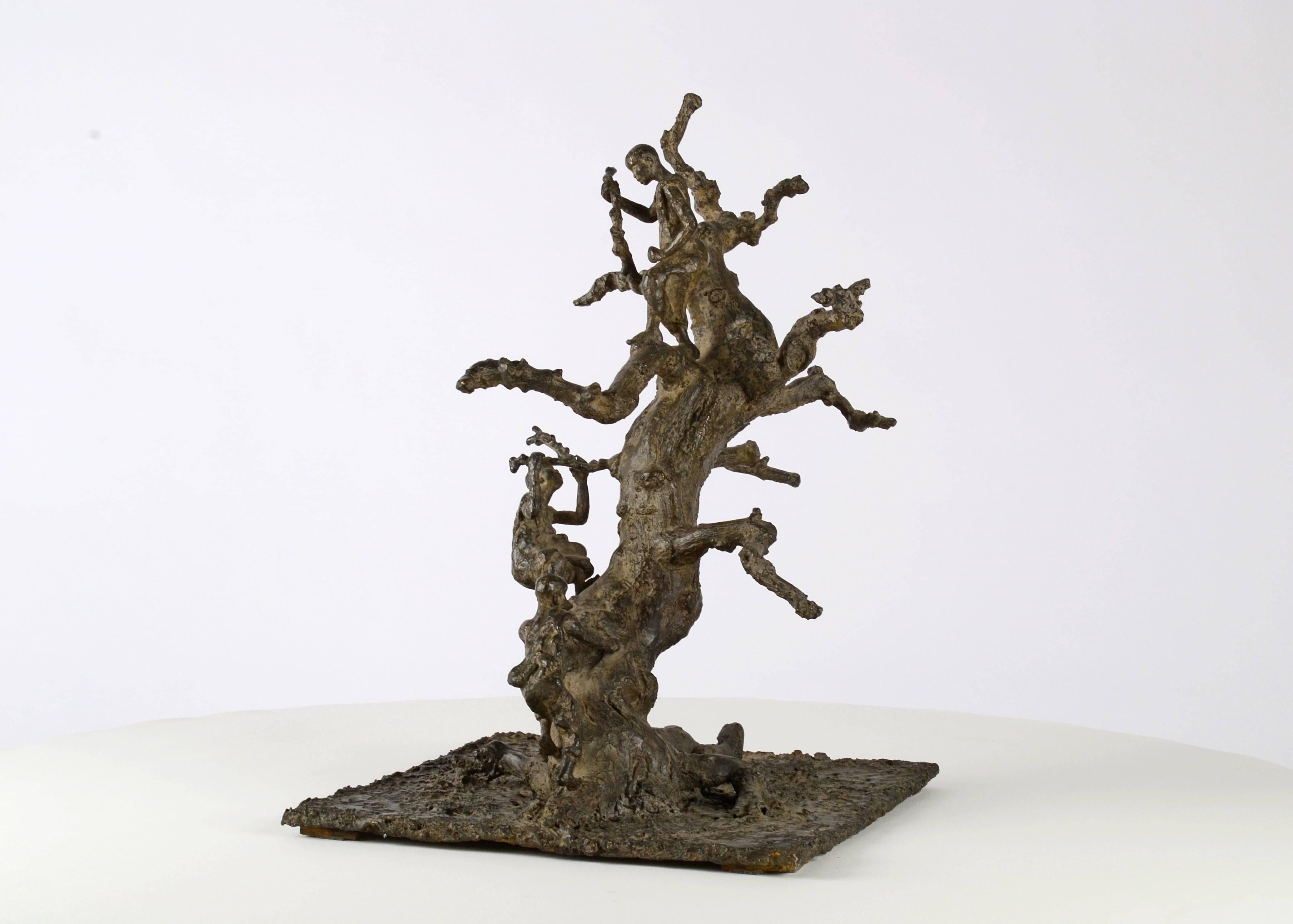 Baum mit Kindern, Bronzeskulptur (Gold), Figurative Sculpture, von Marine de Soos