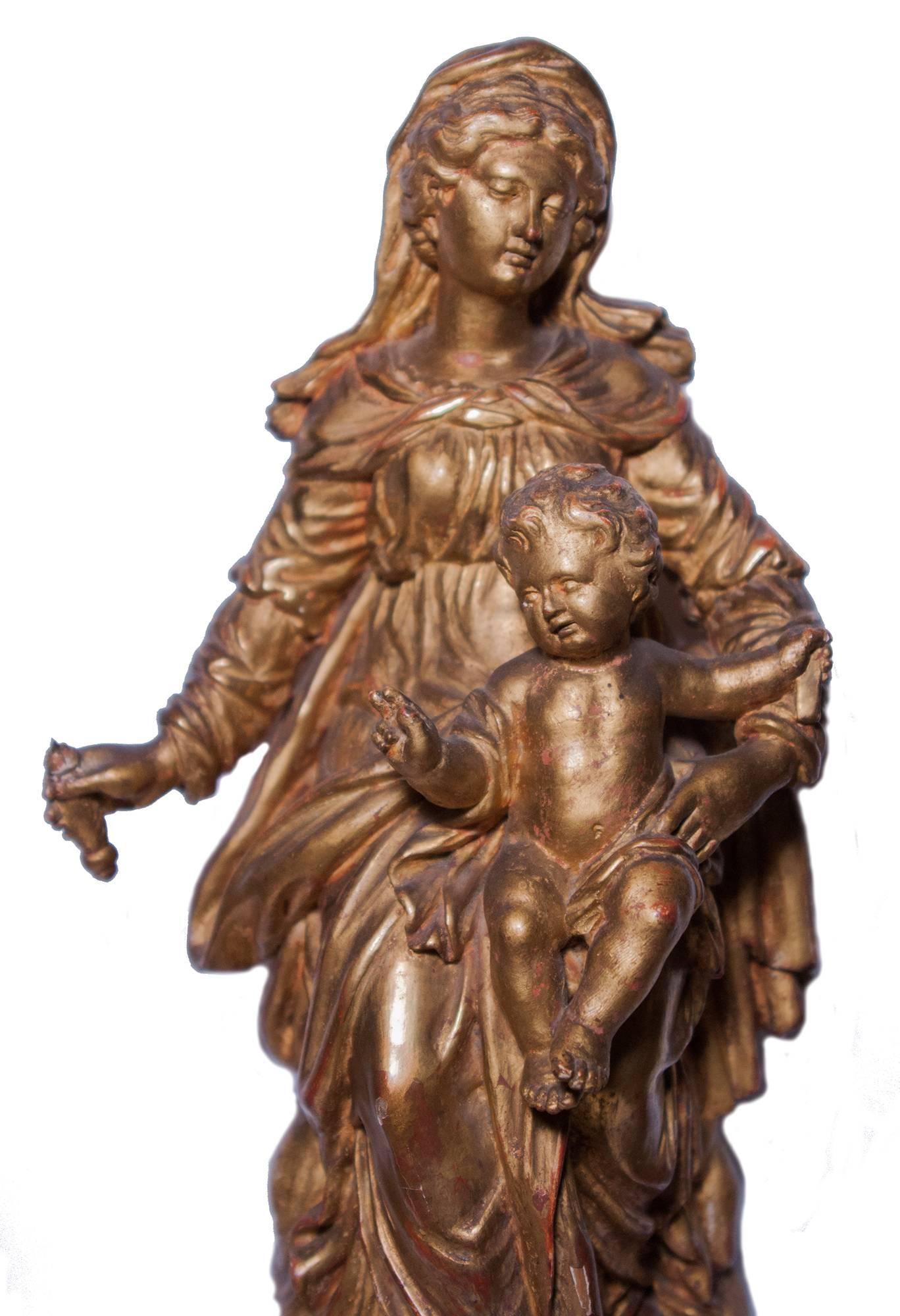 Virgin and Child in carved and gilt wood, circa 1700 - Sculpture by Unknown