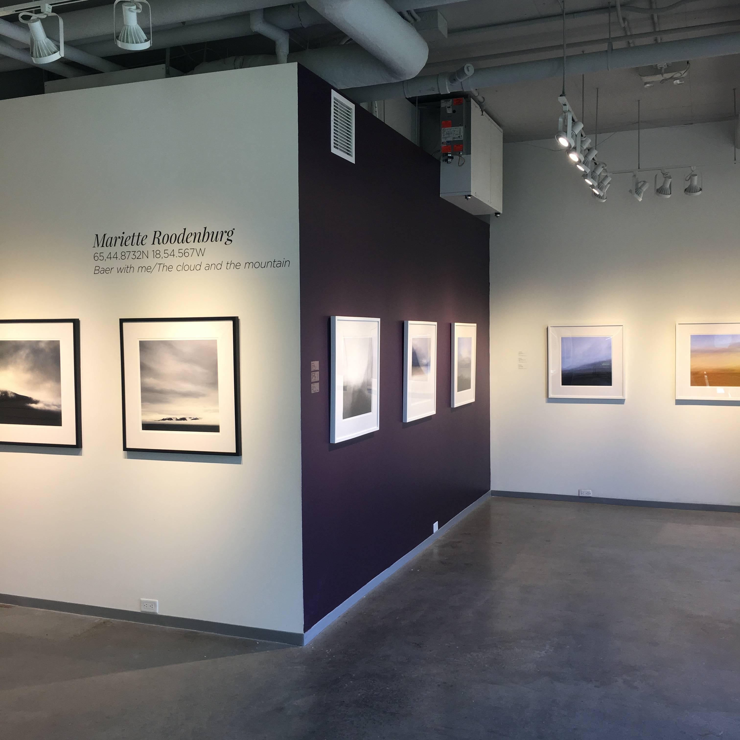 Cette photographie de paysage abstrait est issue d'une série qui a pris naissance dans une petite région reculée du nord de l'Islande, non loin du cercle polaire. Mariette Roodenburg a capturé ces images lors d'une résidence au Baer Art Center. Le