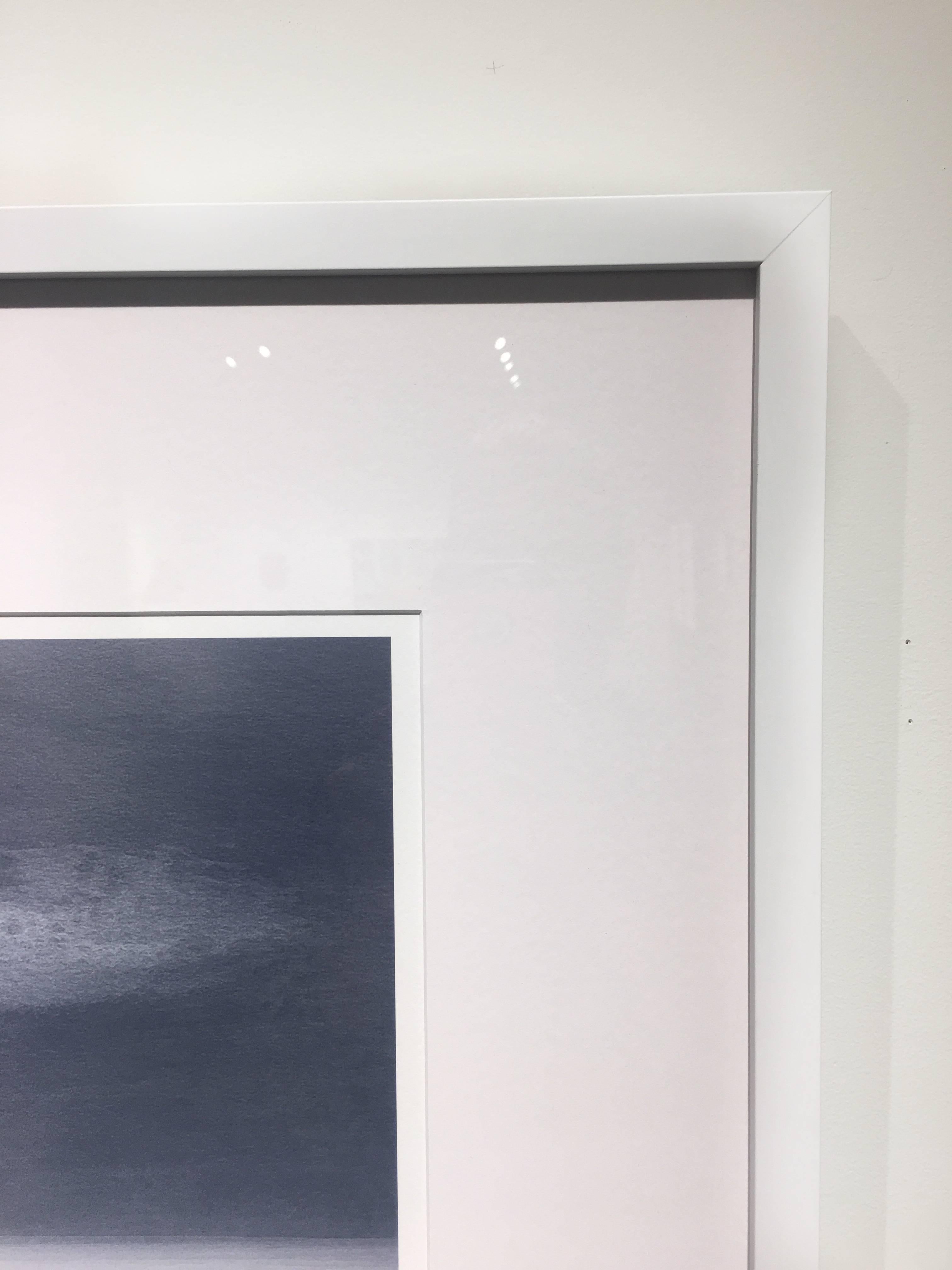 Waiting for Darkness (attendre la sombre), photographie abstraite sur papier d'art - Gris Abstract Photograph par Mariette Roodenburg