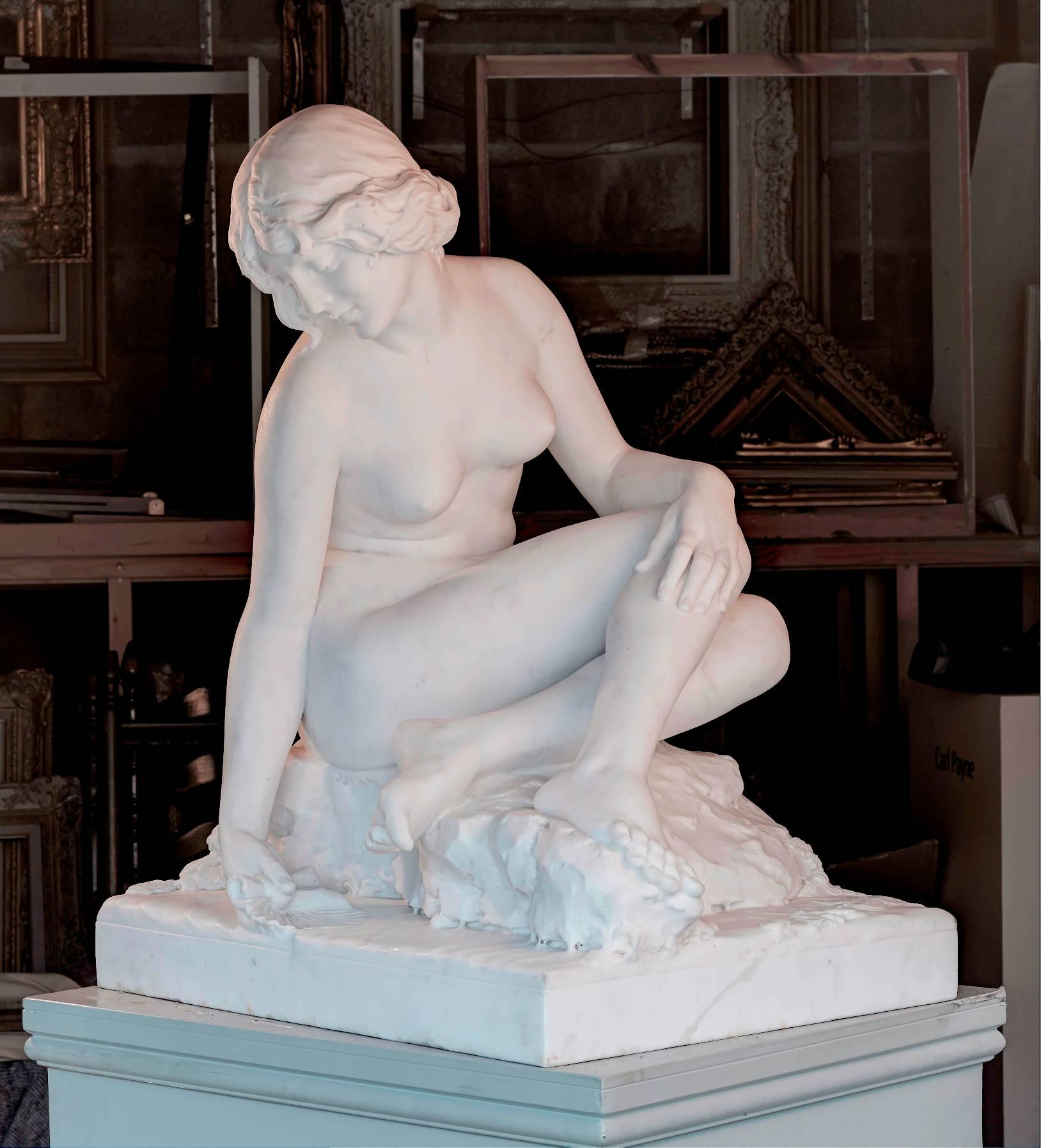 Carlo Pittaluga Nude Sculpture – Figurative Statue aus weißem Marmor „Nymphe auf einem Brunnen“ von C. Pittulaga 
