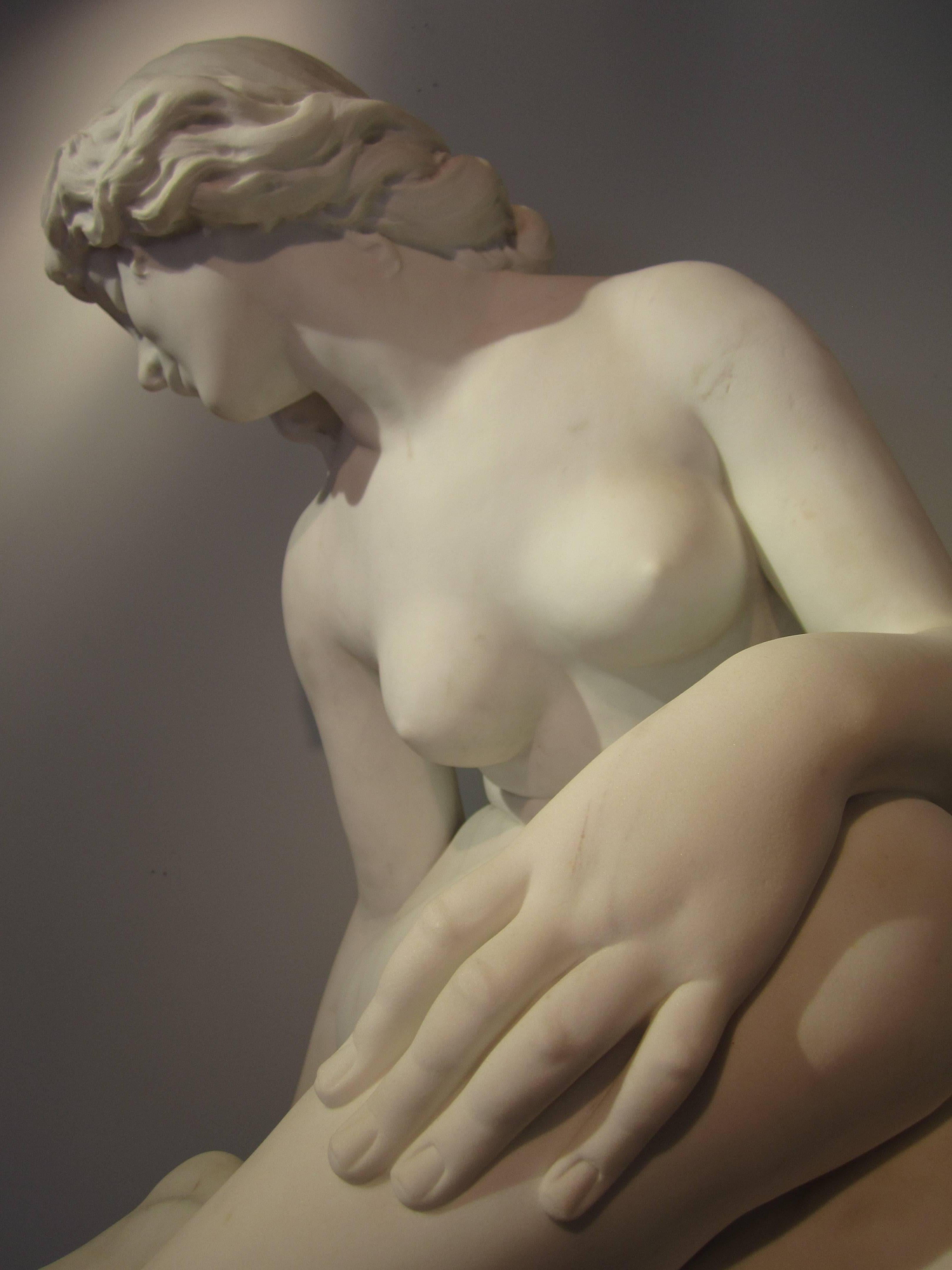 Handgeschnitzt aus dem hochgeschätzten italienischen Carrara-Marmor aus der Toskana. Diese Statue einer jungen Nymphe strahlt Eleganz und Schönheit aus. Aus dem Studium der Figur geht hervor, dass der Bildhauer Pittaluga stark von den perfekten