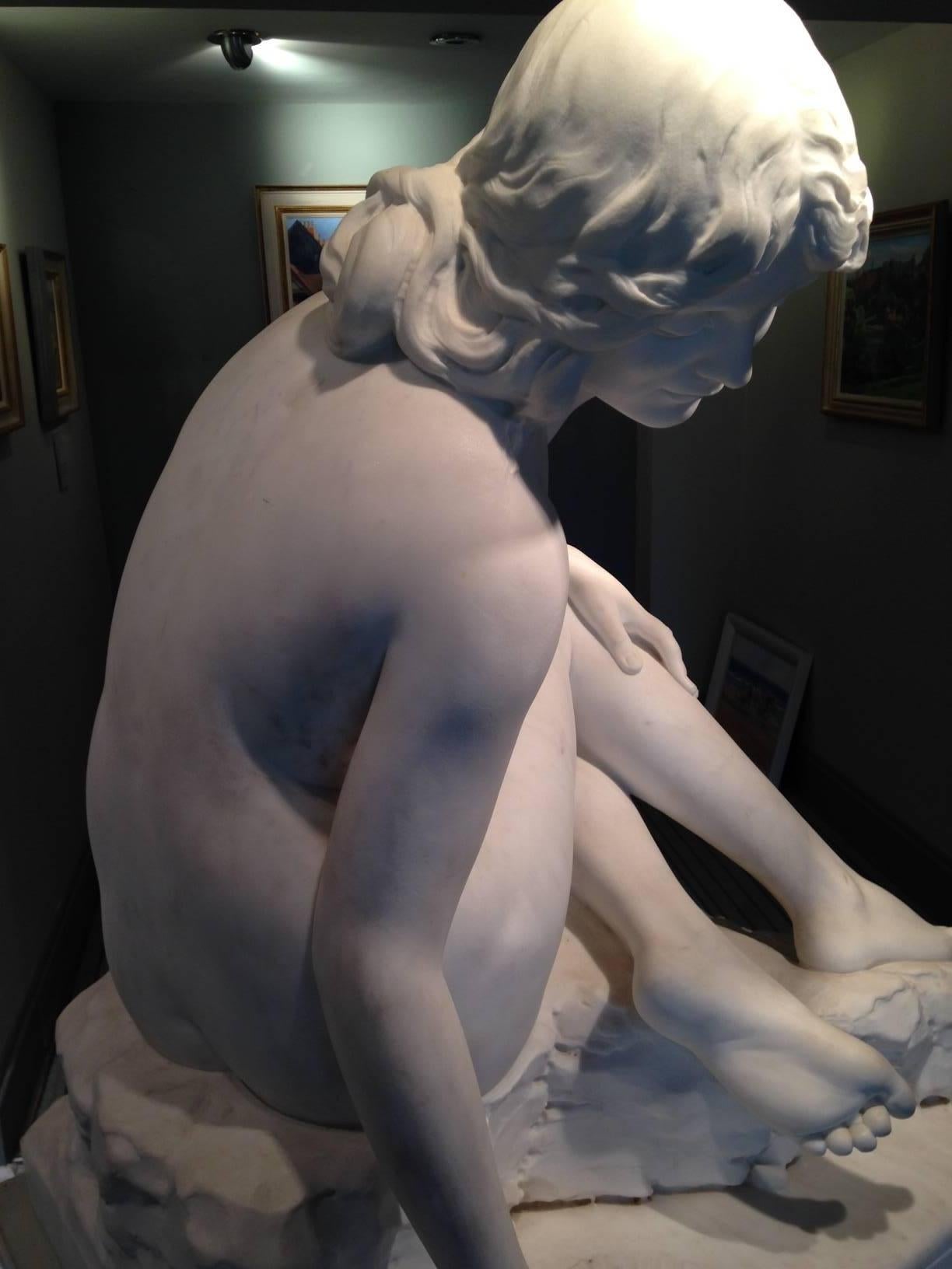 Figurative Statue aus weißem Marmor „Nymphe auf einem Brunnen“ von C. Pittulaga  im Angebot 2
