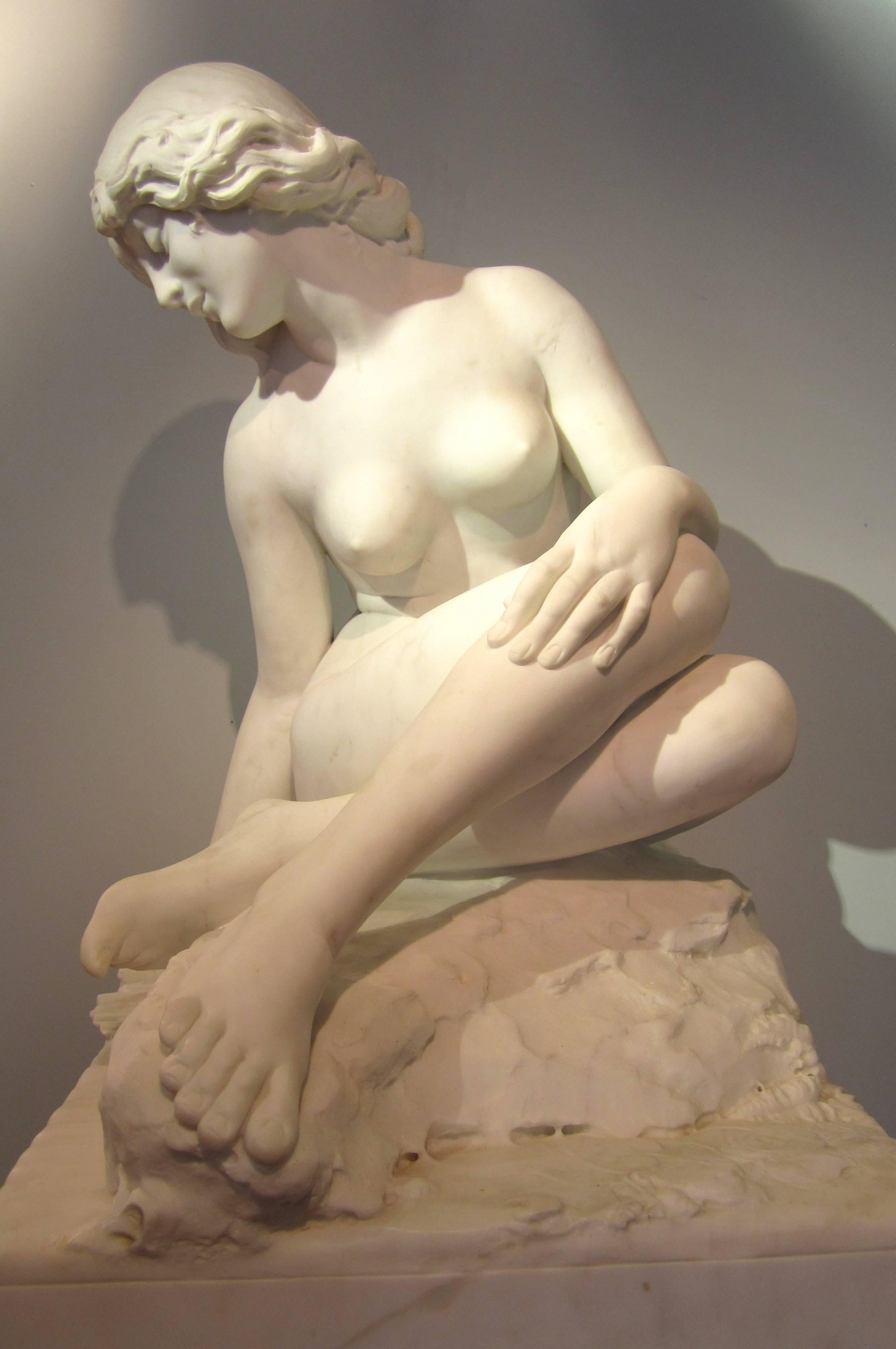 Figurative Statue aus weißem Marmor „Nymphe auf einem Brunnen“ von C. Pittulaga  – Sculpture von Carlo Pittaluga