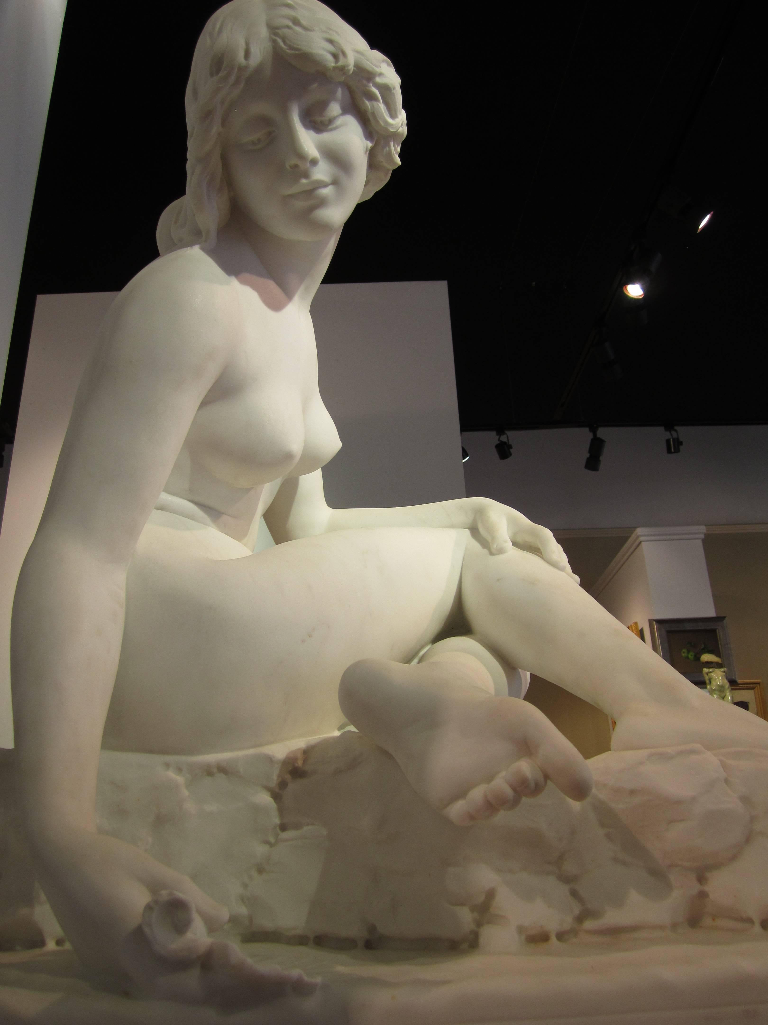 Figurative Statue aus weißem Marmor „Nymphe auf einem Brunnen“ von C. Pittulaga  (Schwarz), Nude Sculpture, von Carlo Pittaluga