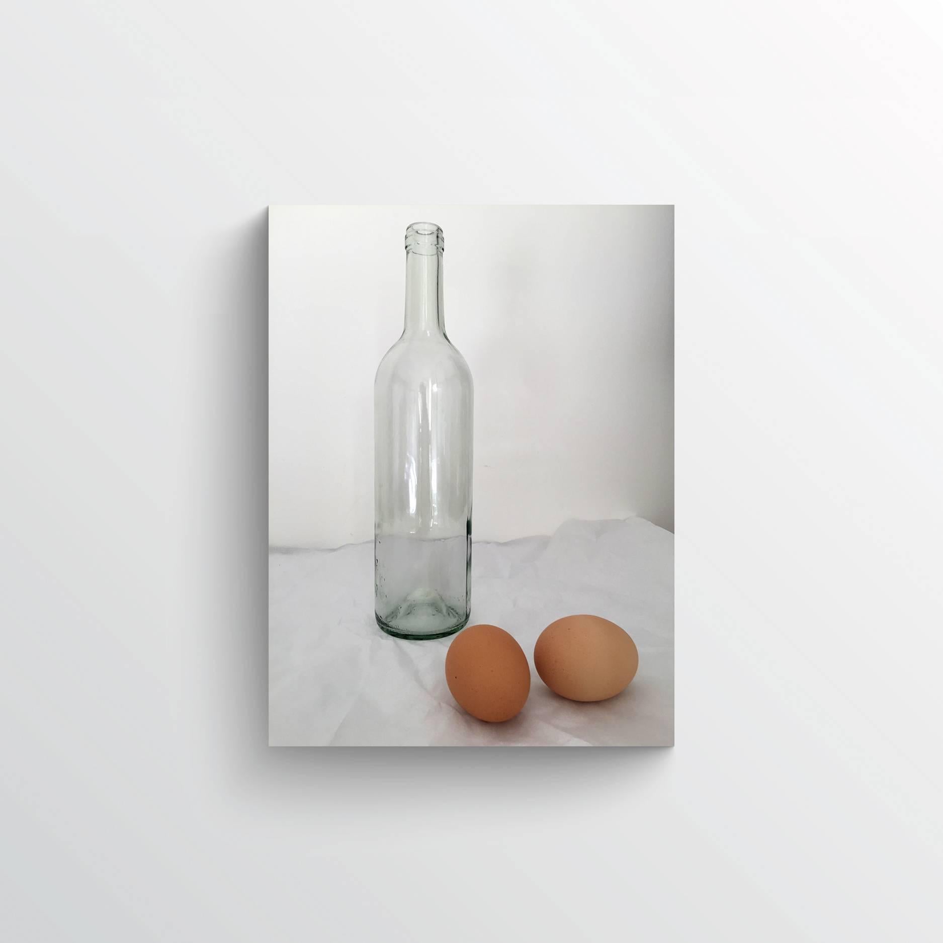 Flasche mit Eiernholz (Zeitgenössisch), Photograph, von Lekha Singh