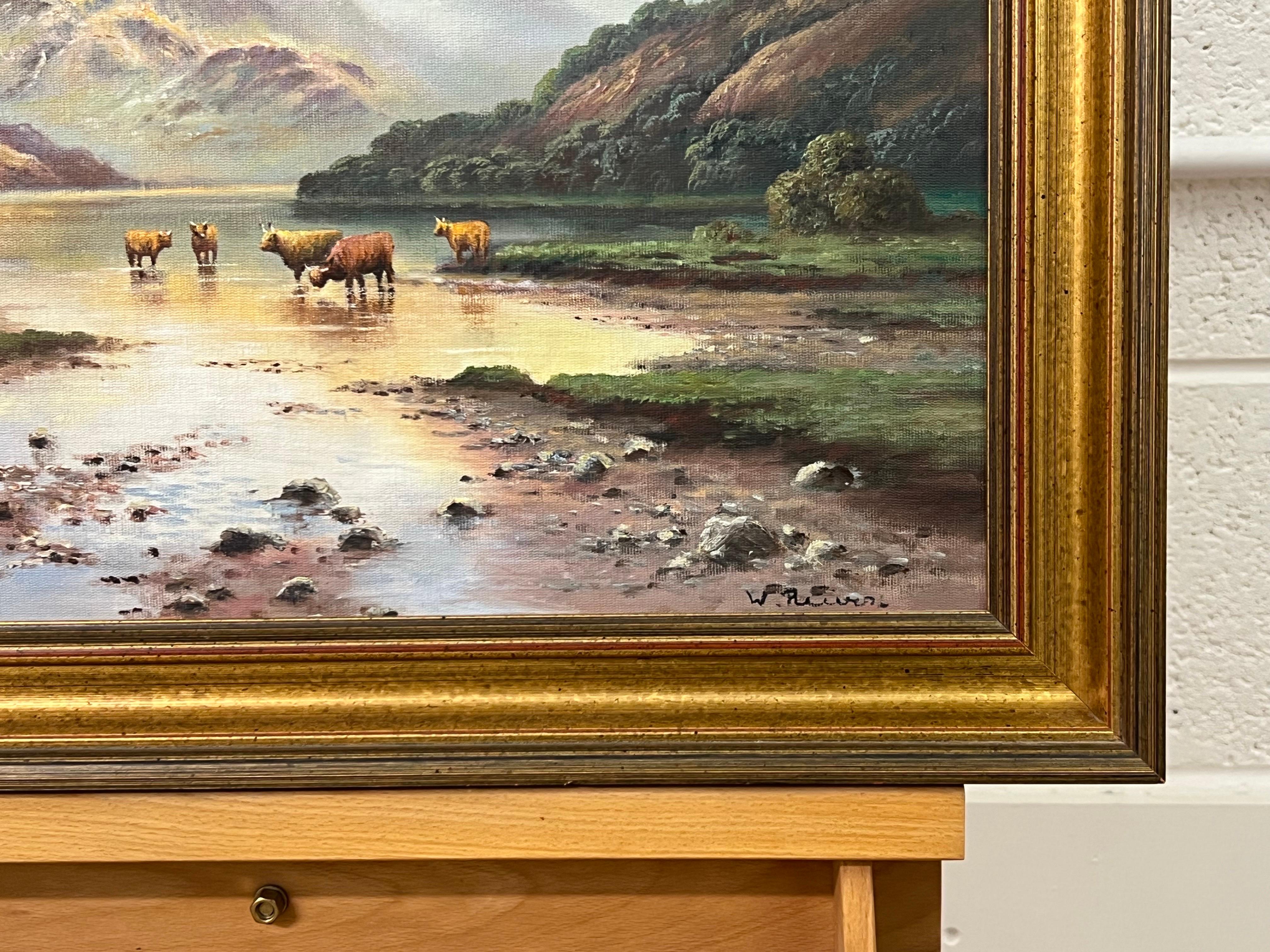 Pintura al óleo de vacas de las Tierras Altas en un lago de Escocia por un artista británico del siglo XX en venta 3