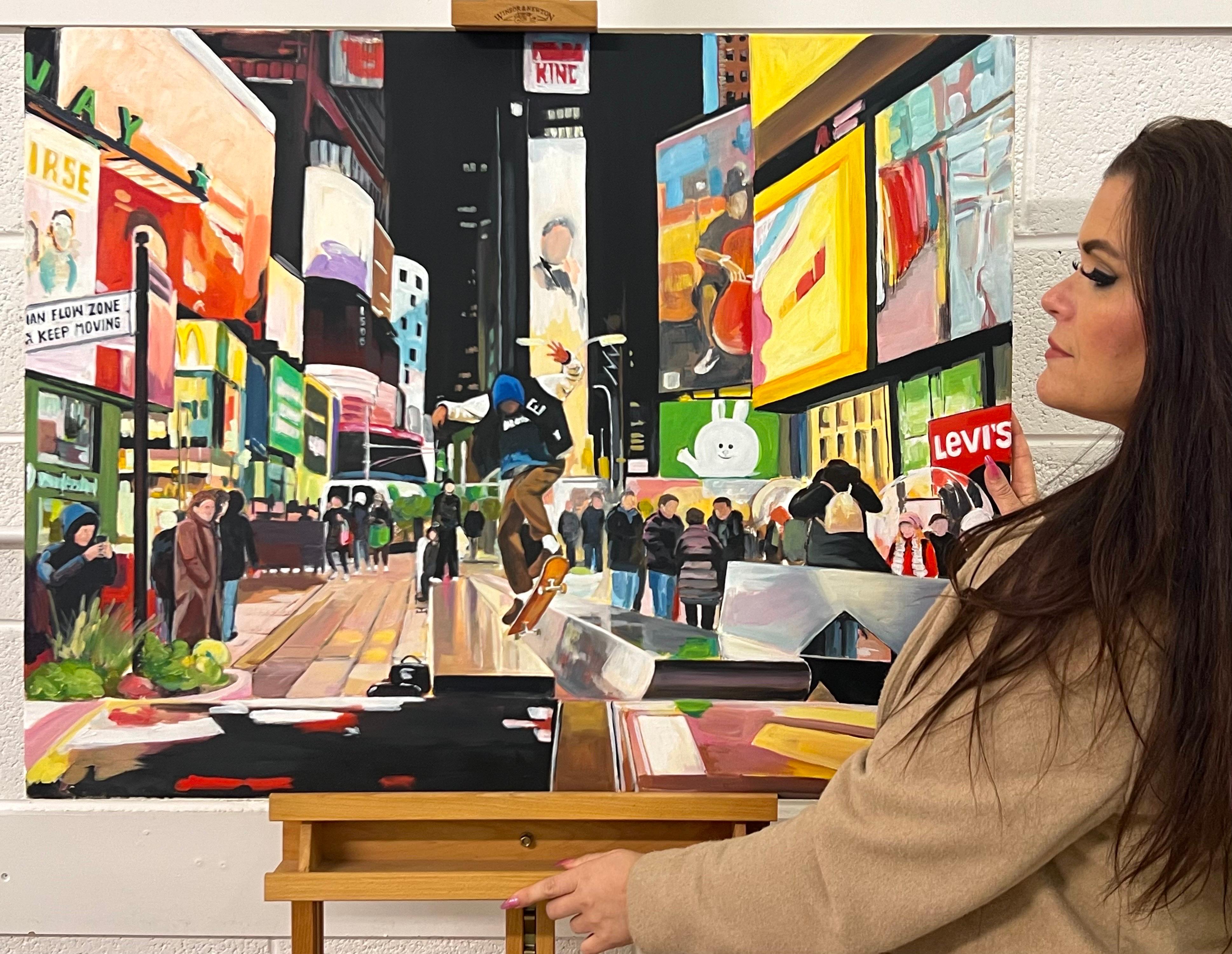 Skate Boarder Times Square New York City après la pluie d'un artiste urbain britannique - Painting de Angela Wakefield