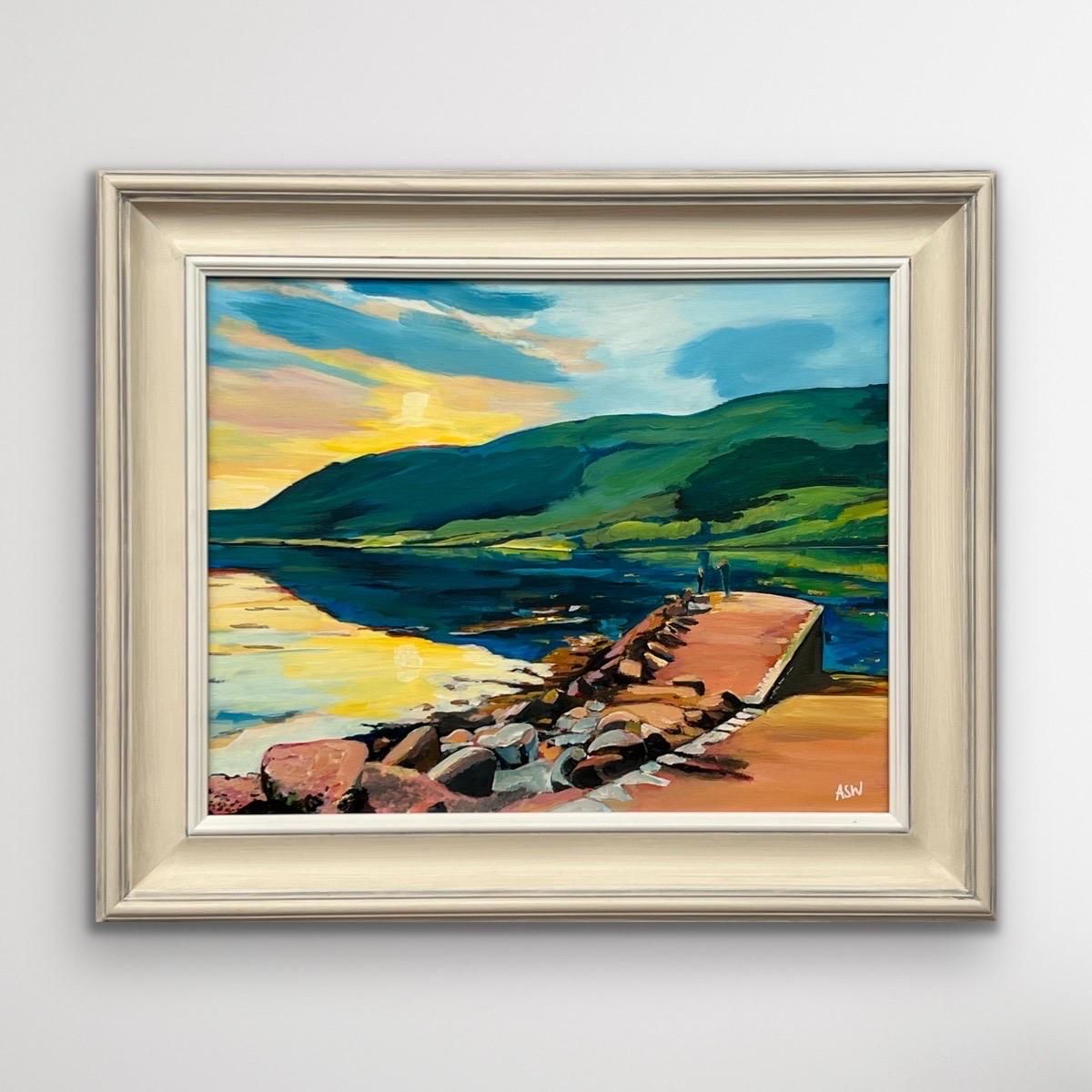 Coucher de soleil sur un loch dans les montagnes des Highlands écossais par un artiste contemporain - Painting de Angela Wakefield