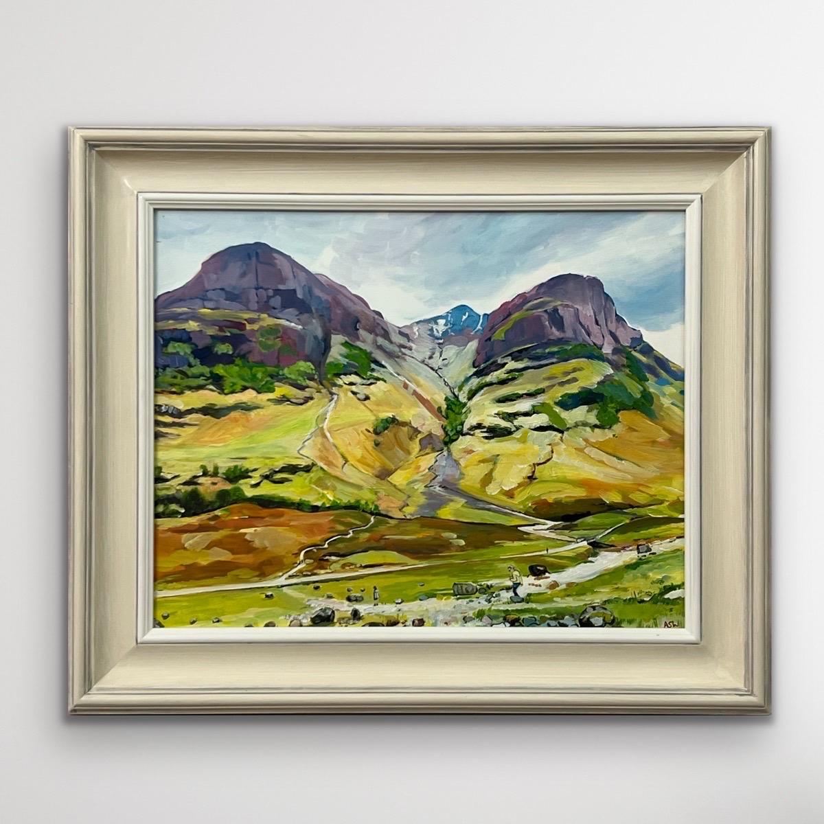 Highlands écossais avec des Child & Child jouant dans les montagnes par un artiste contemporain - Painting de Angela Wakefield