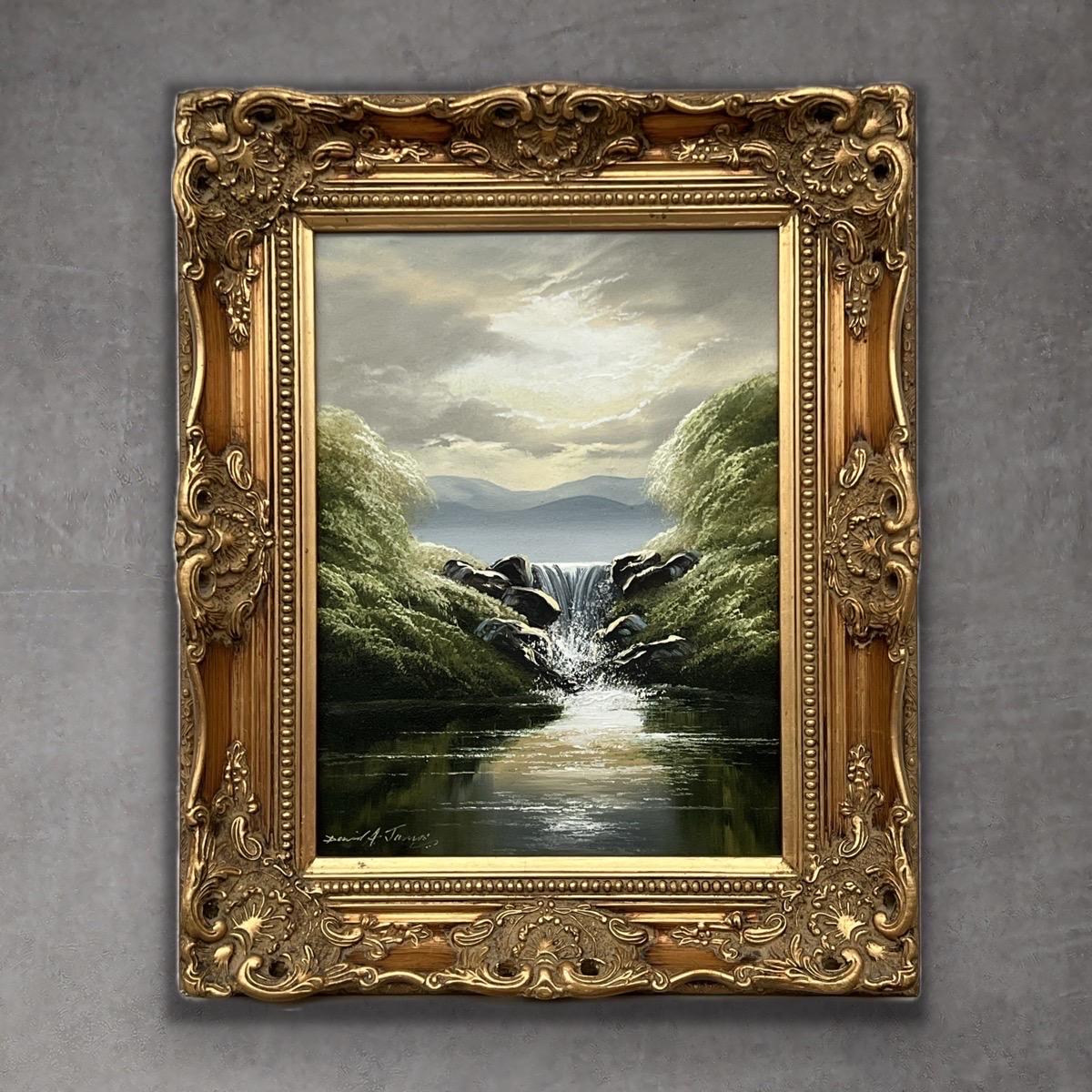 Whispers of the Falls - Cascata del lago River con alberi rigogliosi e montagne in lontananza. Pittura a olio d'epoca dell'artista britannico David James. Cieli drammatici e splendidi riflessi sono una caratteristica di questo artista di paesaggi e