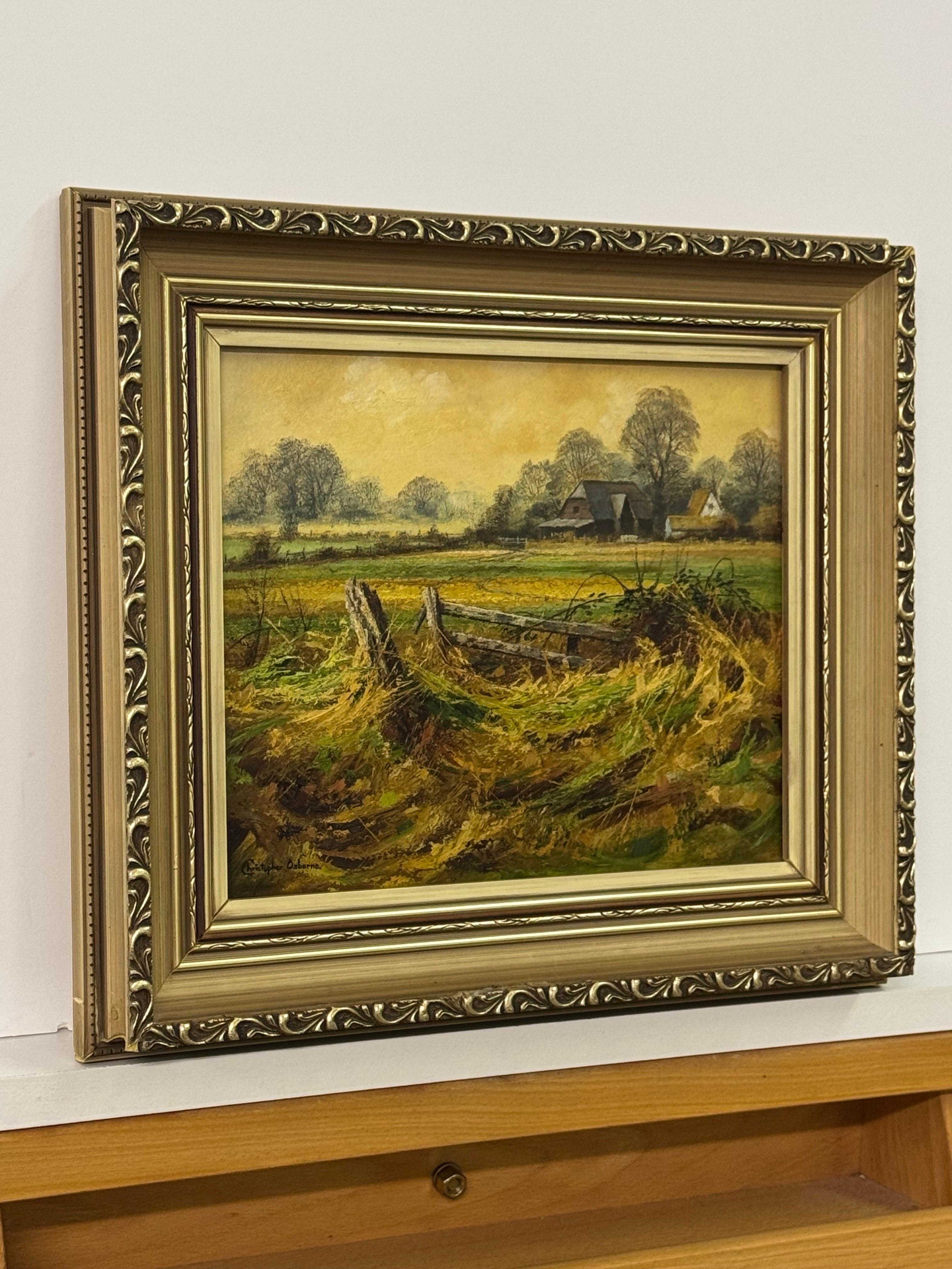 Granja en la campiña inglesa con cálidos colores marrón dorado y verde exuberante del artista británico del siglo XX, Christopher Osborne. 

El arte mide 10 x 8 pulgadas 
El marco mide 13 x 11 pulgadas 

Este cautivador óleo transporta al espectador