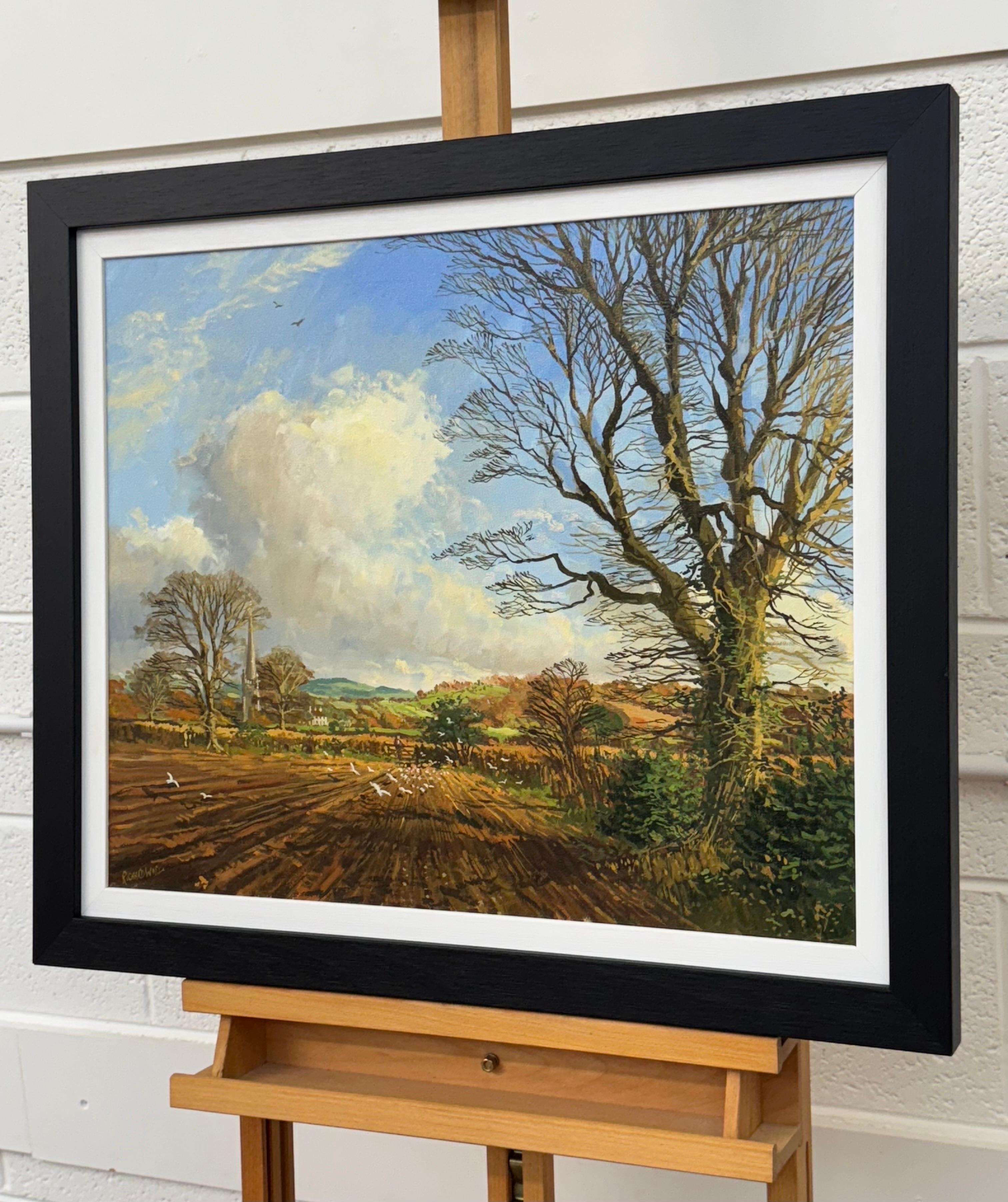 Paisaje invernal con gaviotas en campos arados de la campiña inglesa - Animal Painting Gris de Richard Wood