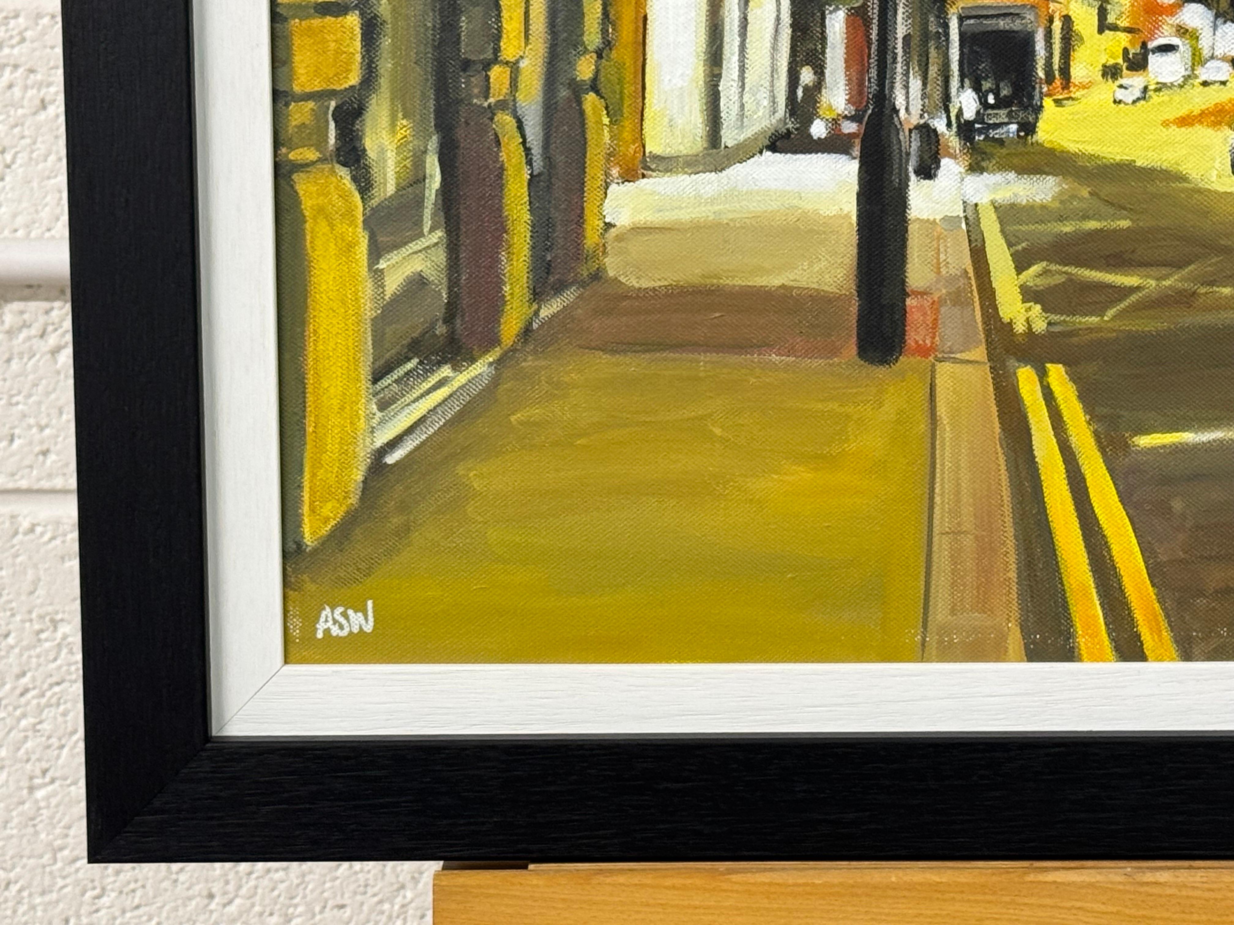 Deansgate Manchester Urban City Scene at Night von der zeitgenössischen britischen Künstlerin Angela Wakefield.

Kunst misst 24 x 24 Zoll
Rahmen misst 29 x 29 Zoll

Dieses eindrucksvolle Gemälde von Manchester von Angela Wakefield fängt die