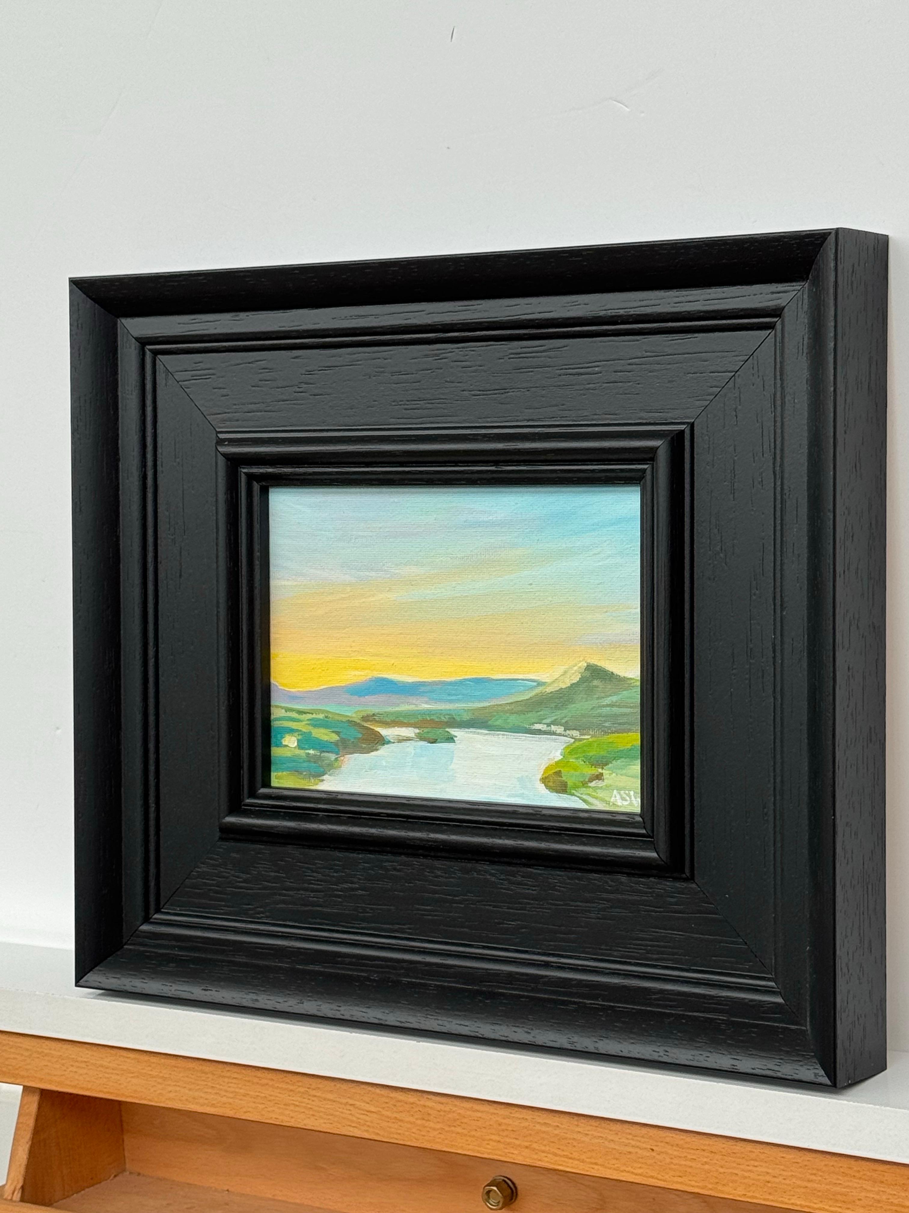 Estudio de pintura en miniatura del río Hudson, estado de Nueva York, EE.UU., por un artista británico - Abstract Painting Azul de Angela Wakefield