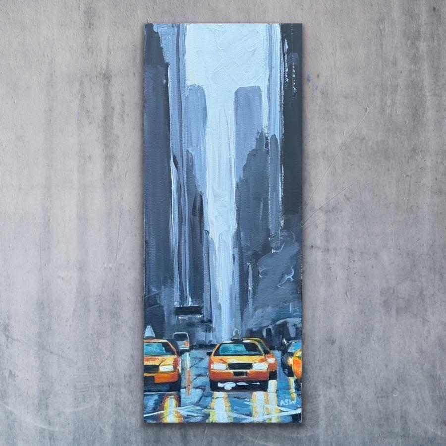 Taxi jaune classique des années 1990 la nuit et gratte-ciel gris dans la rue de New York City en vente 13