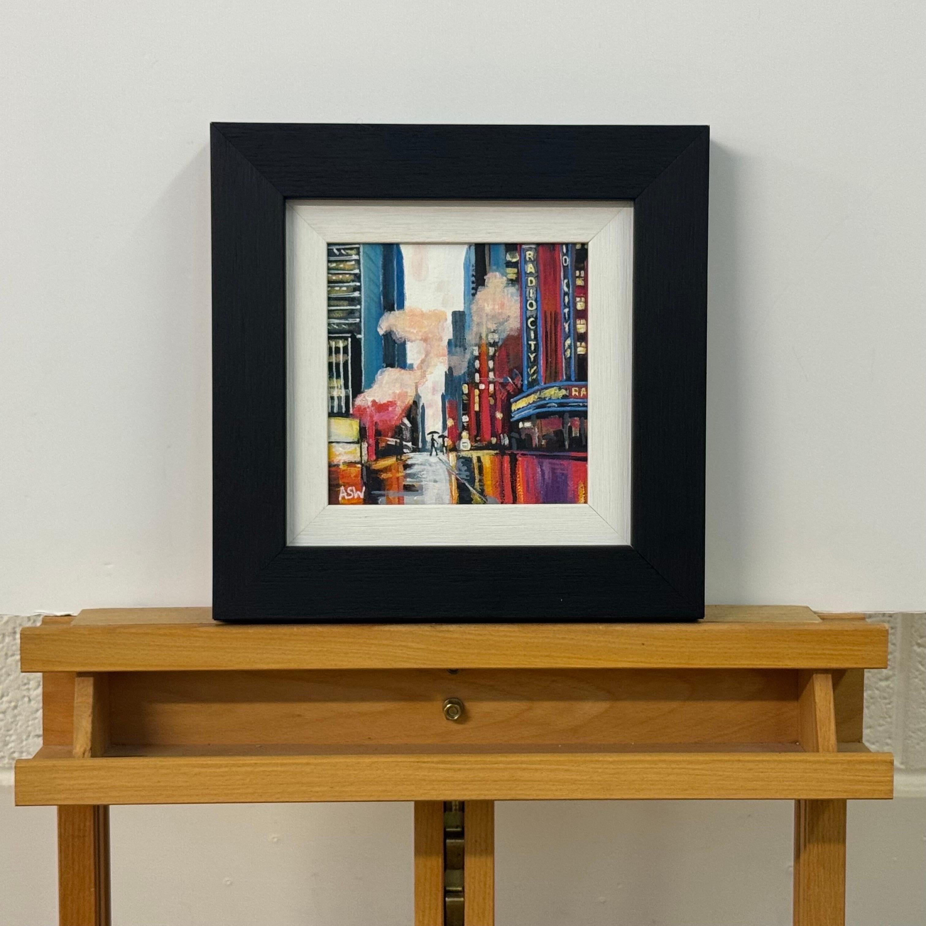 Art miniature de personnages traversant la route à Radio City New York avec des nuages de fumée - Painting de Angela Wakefield