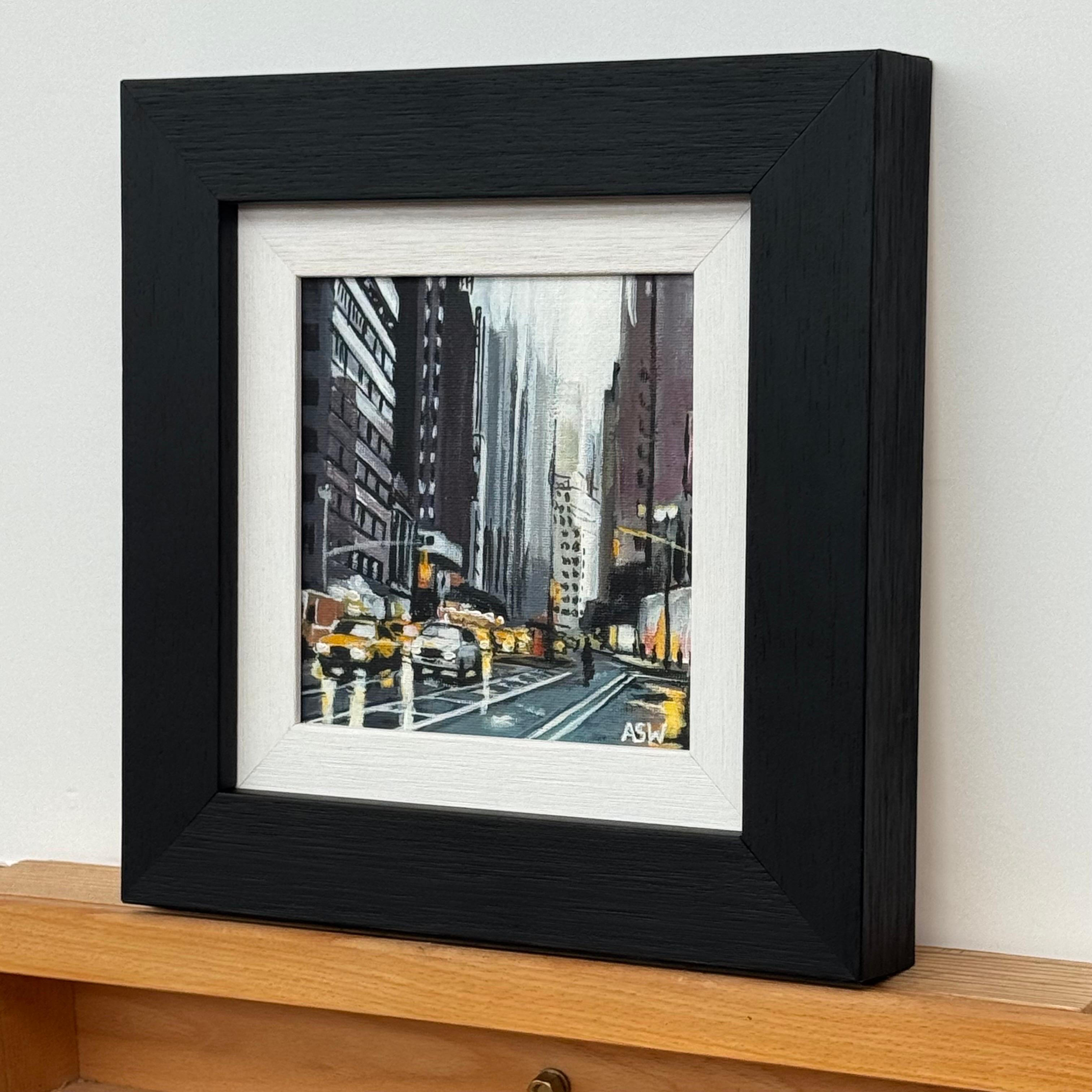 Peinture miniature de la circulation dans la ville de New York par une nuit pluvieuse, réalisée par un artiste britannique - Gris Figurative Painting par Angela Wakefield