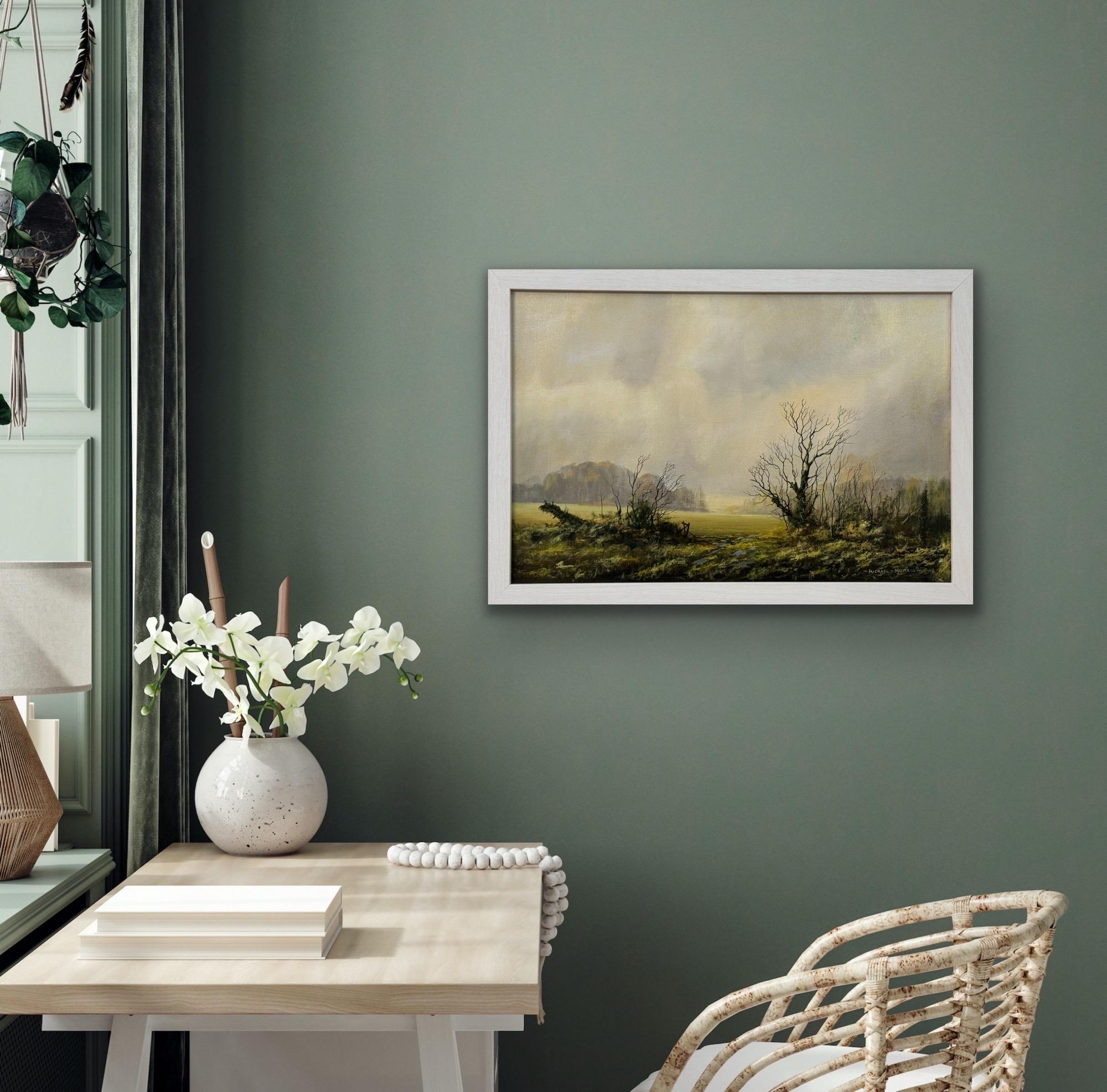 Winterfeld auf bedecktem Ackerland in der englischen Landschaft des britischen Künstlers Michael Morris (1938-2010)

Kunst misst 30 x 20 Zoll
Ungerahmt

Dieses Gemälde mit seiner sanften, stimmungsvollen Landschaft zeigt kahle Bäume und eine