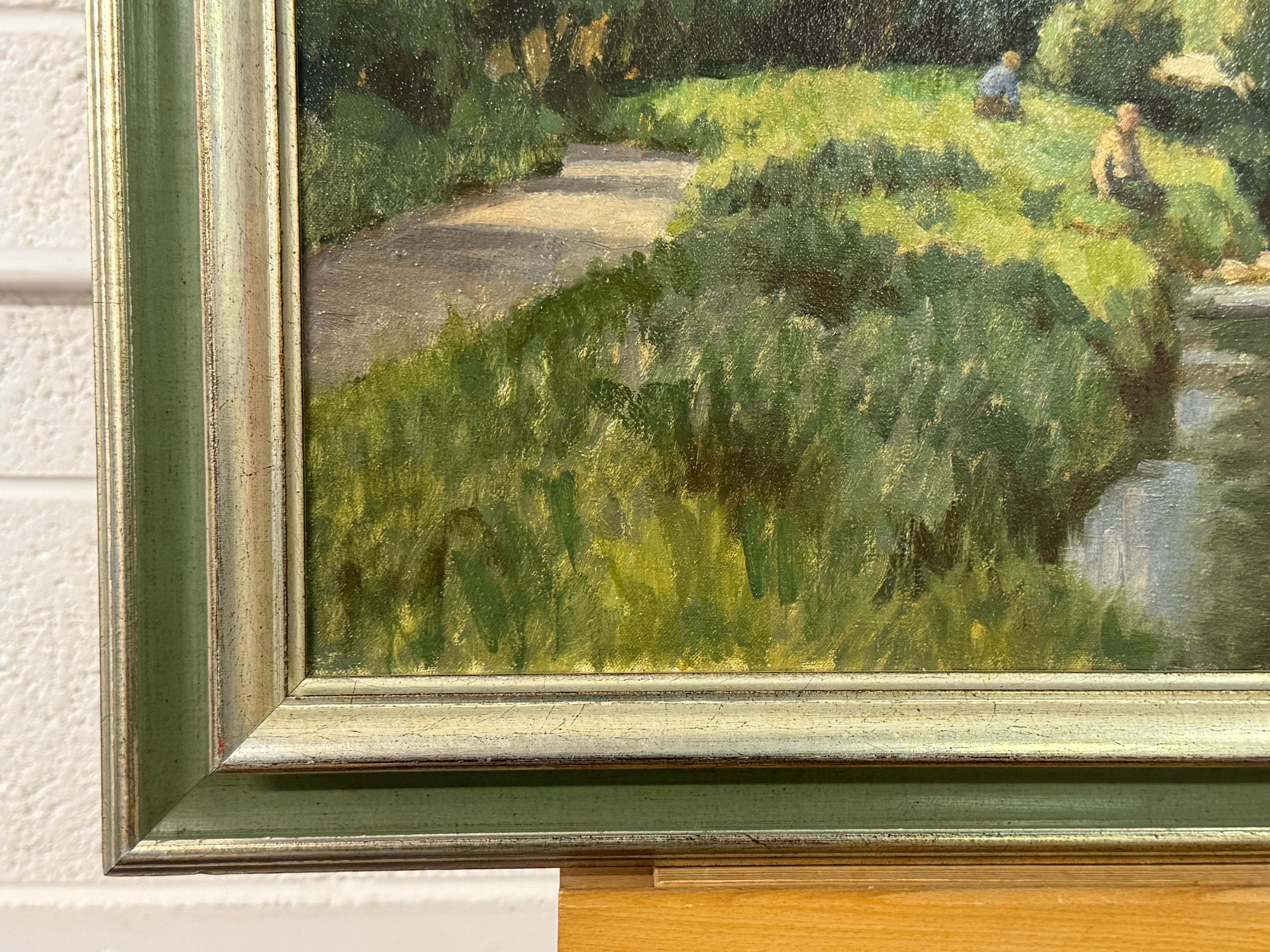 Ölgemälde mit Figuren eines mit Blättern gefütterten Flusses im irischen Sommer des britischen Künstlers im Angebot 7