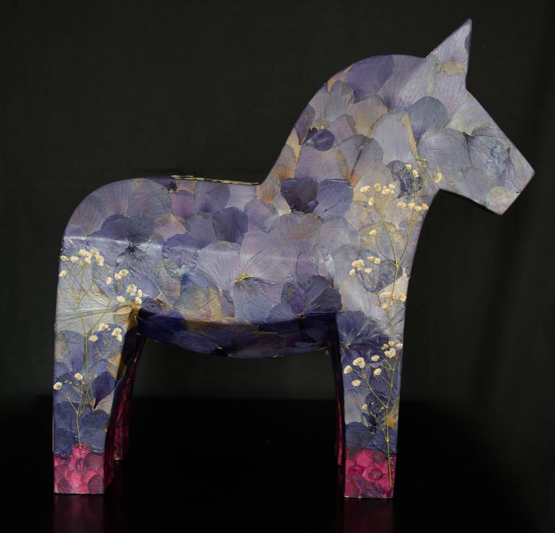 Aoi aoi ano sora (the blue sky), pressed flowers on wood horse - Sculpture by K-OD
