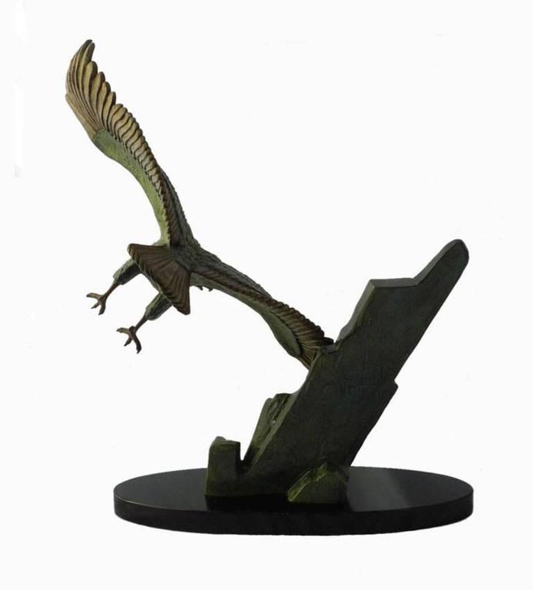 Art-déco-Statuen eines Adlers von Rulas. 
Auf dem Sockel signiert. 
Good Original patiniertes grünes und goldenes Metall auf schwarzem Marmorsockel. 
Rulas ist auch für seine Katzen- und Pantherstatuen bekannt. Er war ein Tierbildhauer aus den