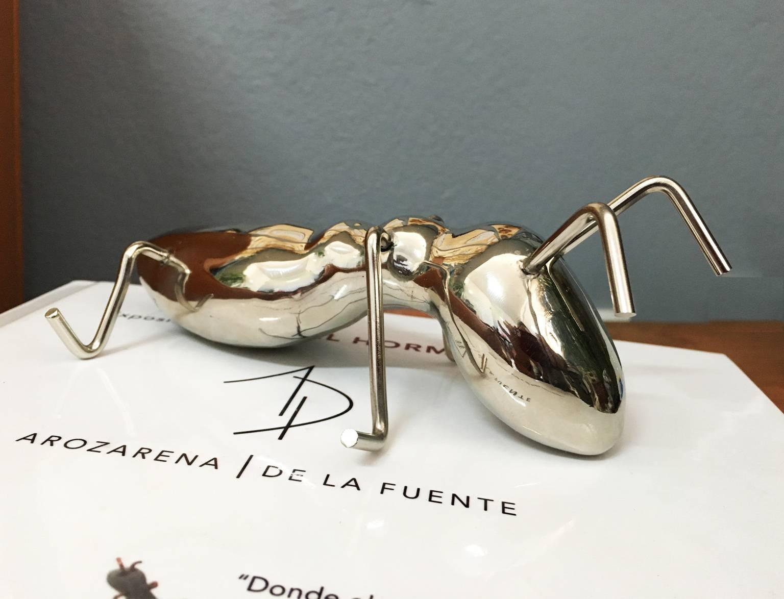 Curiosas / Curious Ones - Gold Figurative Sculpture by Arozarena De La Fuente