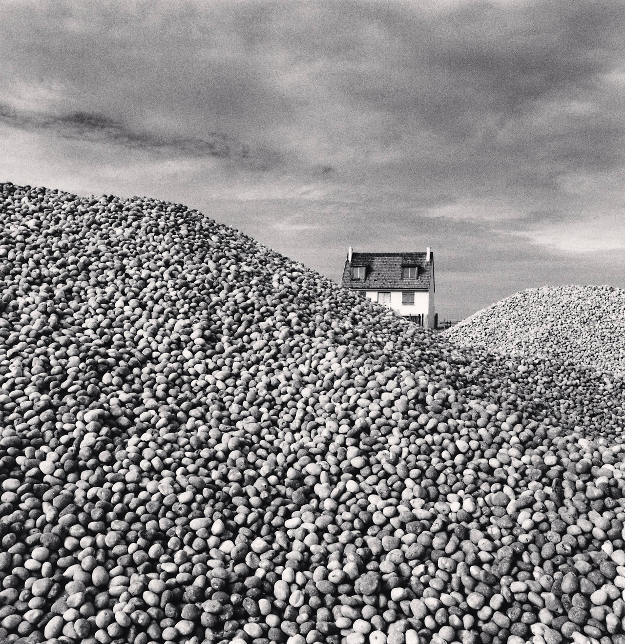 Signiert, datiert und nummeriert auf dem Passepartout
Signiert, datiert, mit Titel beschriftet und rückseitig mit dem Copyright-Tintenstempel des Fotografen versehen
Sepia getönter Silbergelatineabzug
7 1/2 x 8 Zoll
Aus einer Auflage von 45

Michael