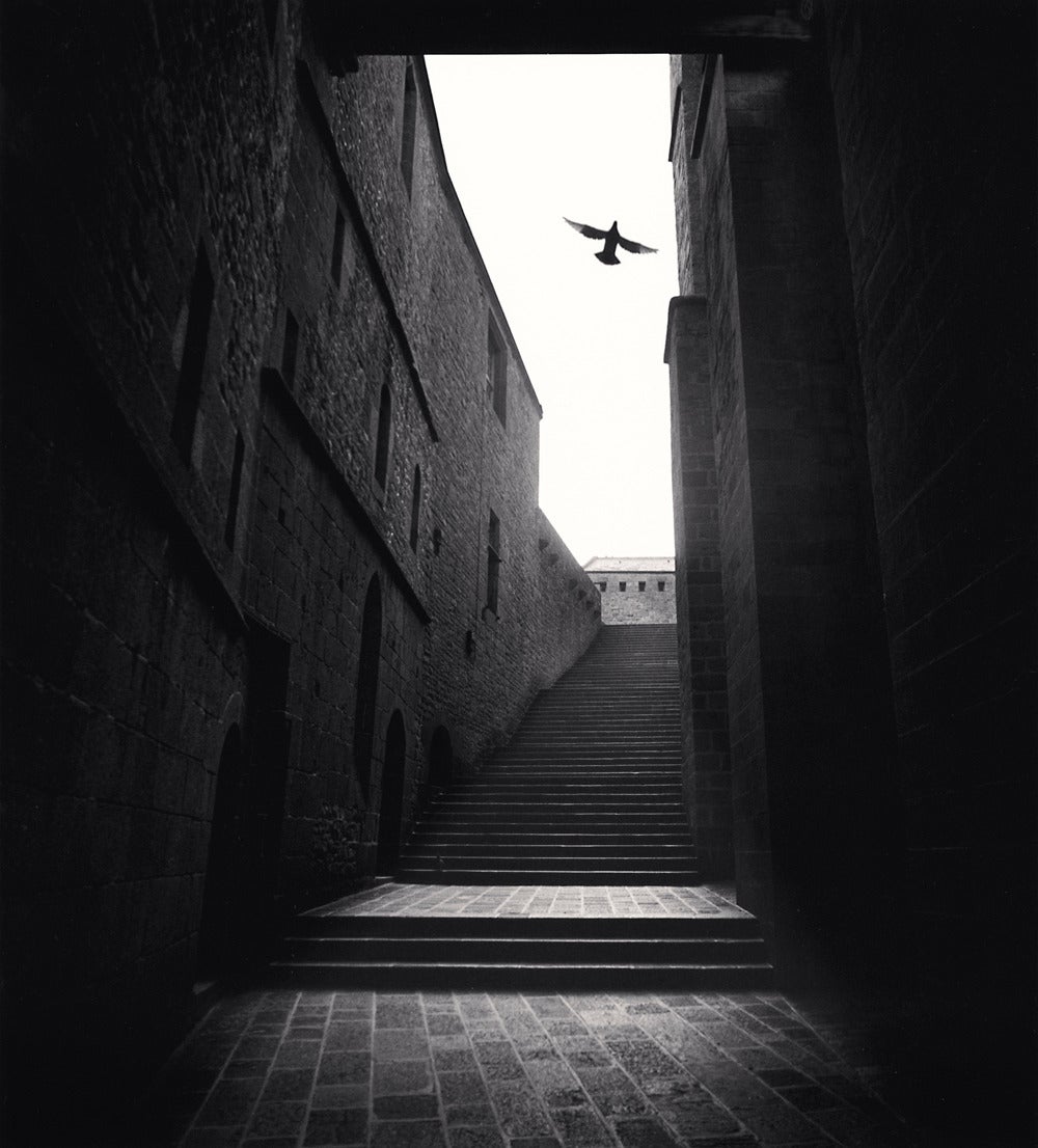 Invitation à la prière, Mont St. Michel, France 1994 - Michael Kenna 
signé, daté et numérique sur le mont
signé, daté, portant une inscription de titre et le cachet de copyright du photographe au verso
tirage à la gélatine argentique aux tons