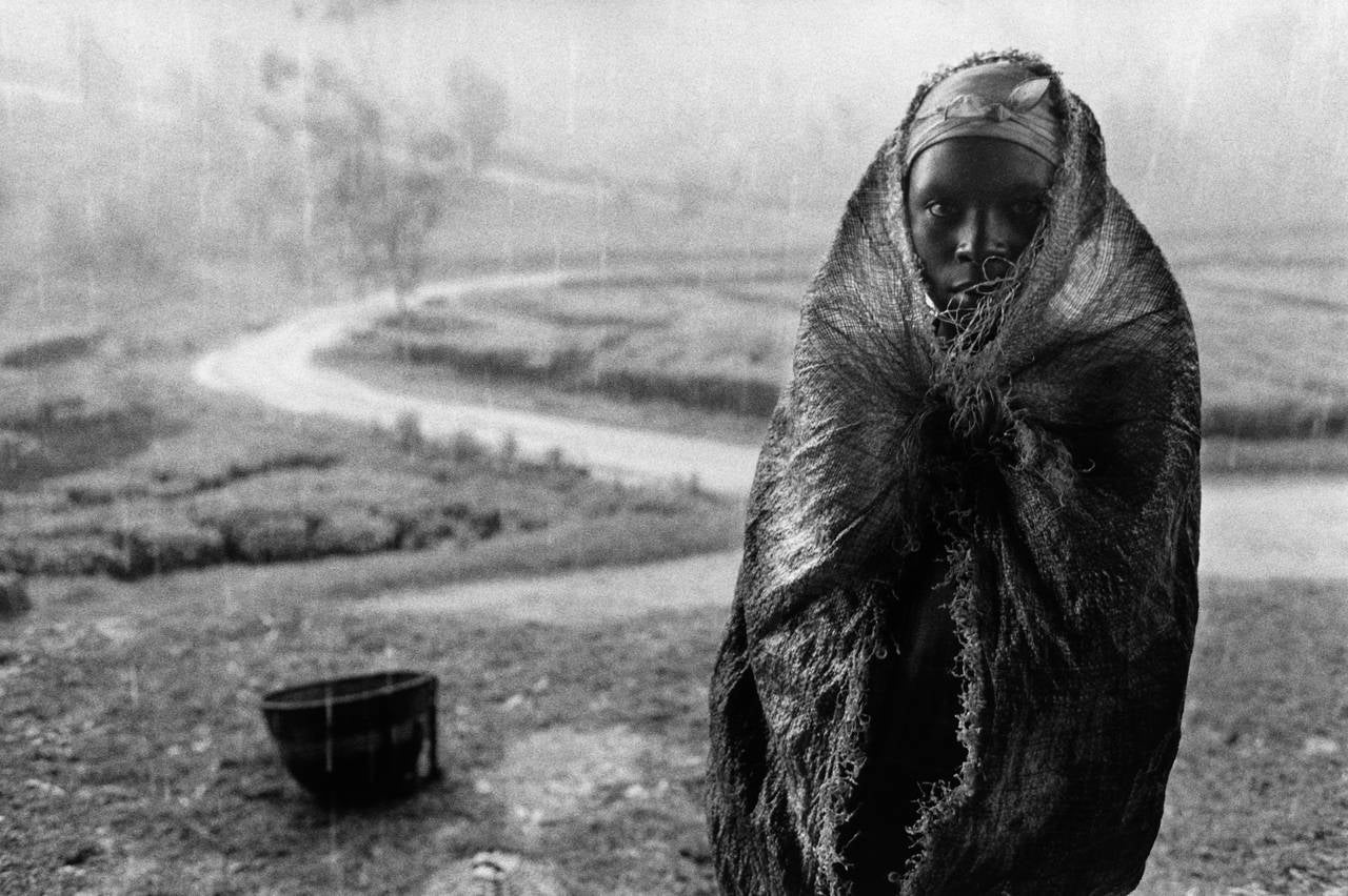 Mata-Teeplantage, Ruanda, 1991
Sebastião Salgado
Internationaler Versand verfügbar

Gestempelt mit dem Copyright-Blindstempel des Fotografen  Signiert, rückseitig beschriftet

Sebastião Salgado (geb. 1944) ist einer der berühmtesten Fotojournalisten